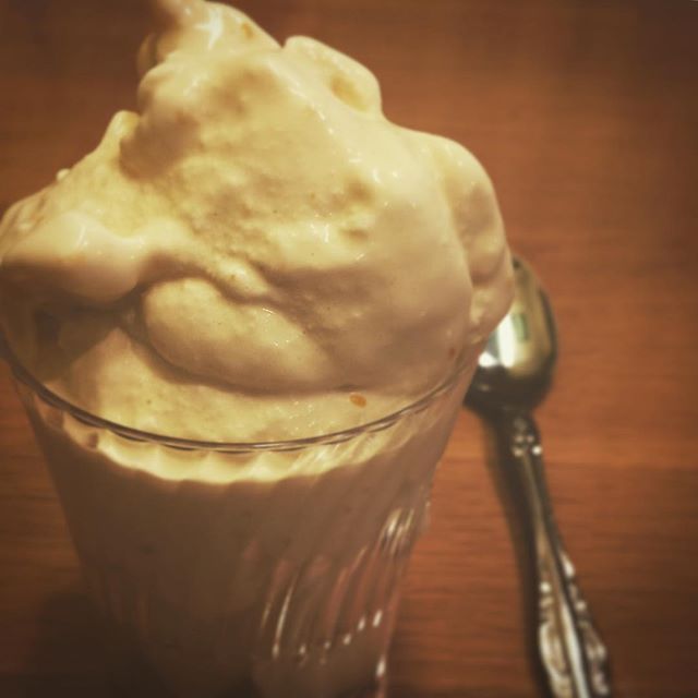今日のおうちデザートは梨と手作りアイスクリームのパフェ名付けて「梨パフェ」笑。アイスクリームメーカーに混ぜ合わせた材料を入れてスイッチポンお砂糖控えめ、バニラビーンズたっぷりと私好みのアイスクリーム#アイスクリーム #デザート #パフェ #おうちデザート #梨パフェ #アイスクリームメーカー (Instagram)