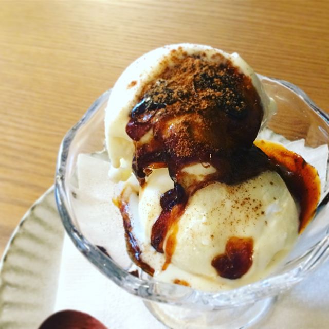 ココナッツシュガーのキャラメルソースがけアイスクリーム with シナモンパウダースプーンでカンカンって割ってアイスと一緒にすくって食べるべしあま〜いです。夏限定スイーツ#cafe #hanoen #葉の園 #アイスクリーム #ココナッツシュガー #キャラメルソース #スイーツ #sweets # (Instagram)
