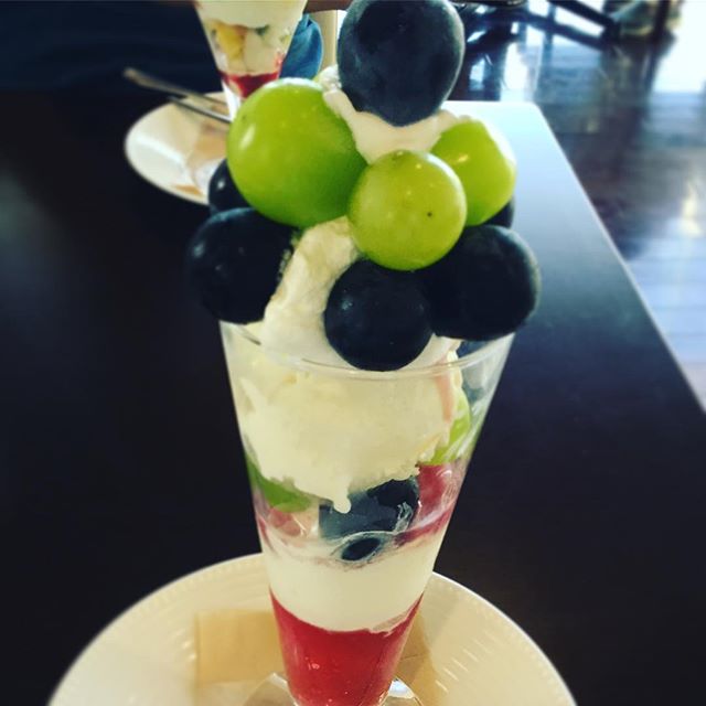 甘いものを求めてフルーツピークスへ。アイスクリームとフルーツがてんこ盛り。^ ^フルーツ甘くて美味しい#フルーツピークスつくば店 #ブドウ #カフェタイム (Instagram)