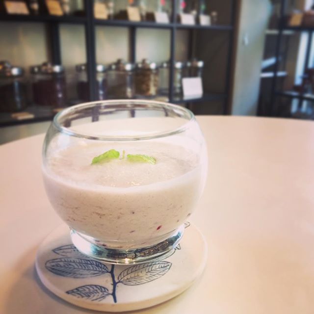 適当レシピでブルーベリーヨーグルトスムージーを作ってみたら、とっても美味しかった。 お気に入りの北欧グラスに、葉の園プランターからミントを添えたらそれなりに様になりました。笑。#北欧グラス #スムージー #ブルーベリー #葉の園 #ハーブティーのお店 #埼玉カフェ (Instagram)
