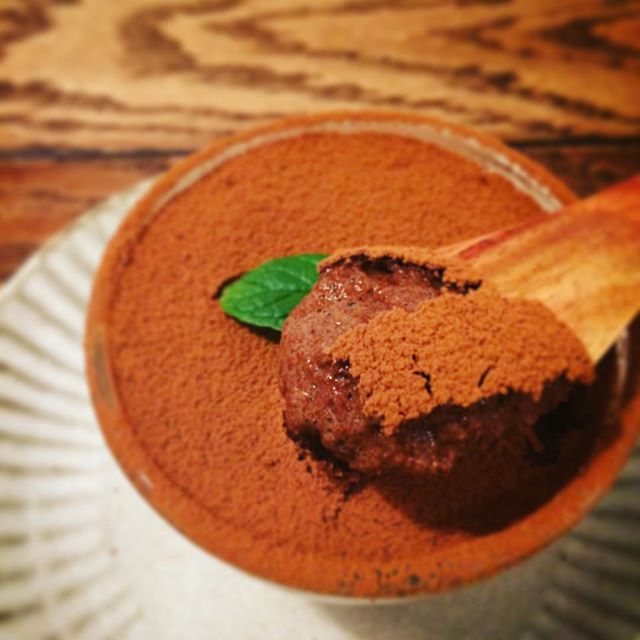 オーガニックチョコレートムースできるだけ甘みを抑えた大人のチョコムース。フワッフワッの舌ざわりとほろ苦いチョコレートの優しさを楽しめます。ハーブティーは「浄化ブレンド」がよくあいます。#チョコレートムース #オーガニック #自家製デザート #埼玉カフェ #上尾 #おいしいハーブティー  #葉の園 #スープカフェ (Instagram)