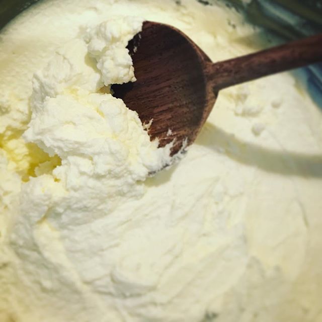 チーズを手作りしてみた。こんな美味しいチーズ、食べたことない。これを使ってキッシュ作ってみようかな、レアチーズケーキも美味しそう#手作りチーズ #自家製チーズ #チーズ #美味しい (Instagram)