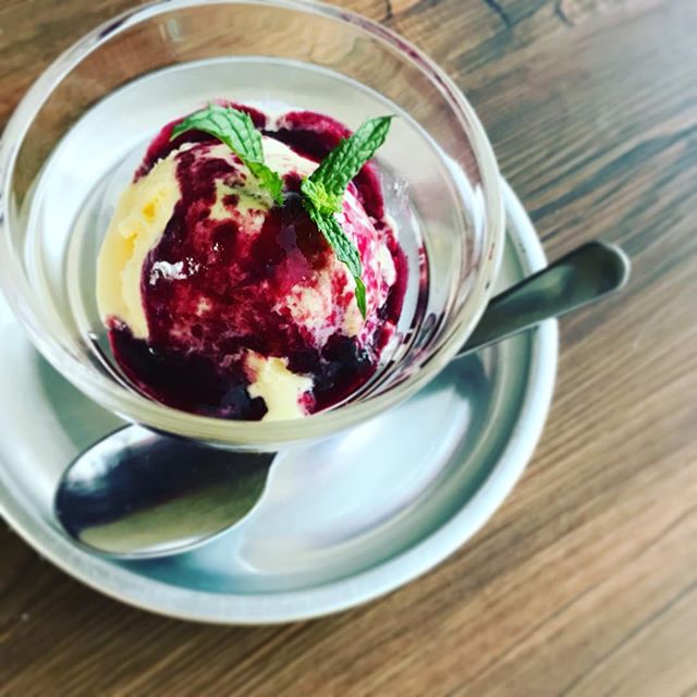 長野で買ってきた大粒のブルーベリーは甘くて実がしっかりしてる。出来たばかりの熱々ブルーベリーコンフィチュールを冷たいアイスにかけて、一人デザート食べる。暑すぎて誰も来ないよ、土曜日なのに。笑。#ヒマ #暇 #ひますぎる #暑い #アイスクリーム #コンフィチュール #長野 #ブルーベリー (Instagram)