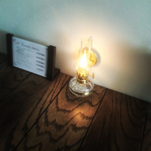 ランプが入りました♪夜カフェのときに点灯します。この雰囲気とーても好き。#ランプ #夜カフェ #しっとり #ワインに合う #大人の時間 #アンティーク風 #埼玉カフェ (Instagram)