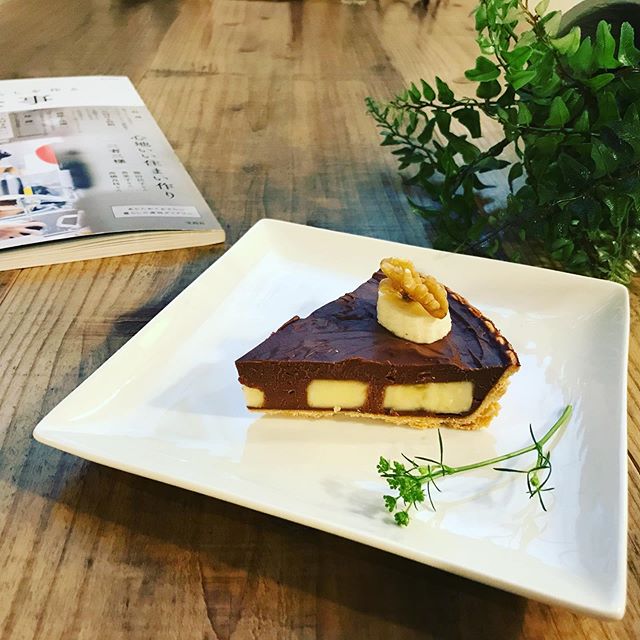 おはようございます。日替わりスイーツは、バナナ＆チョコレートスプレッドケーキです。お豆腐をベースに作ったチョコレートスプレッド。とってもヘルシーバナナと胡桃のトッピングでどうぞ。今日も暑くなりそう。気をつけていらしてくださいね。お待ちしております。#ヘルシースイーツ (Instagram)