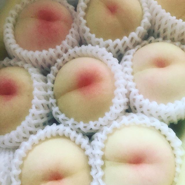 岡山から届いたーお店の桃パフェは8月16日からスタートします。数量限定。これはまだまだ熟す前の桃。#桃 #桃 #桃パフェ #上尾カフェ #季節限定 #スイーツ (Instagram)