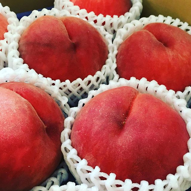 桃桃桃 今日届いた桃はとっても赤い。香りがとても良い。そしてとても大きい〜。甘さ、味ともにとても楽しみです。#桃パフェ #桃 (Instagram)