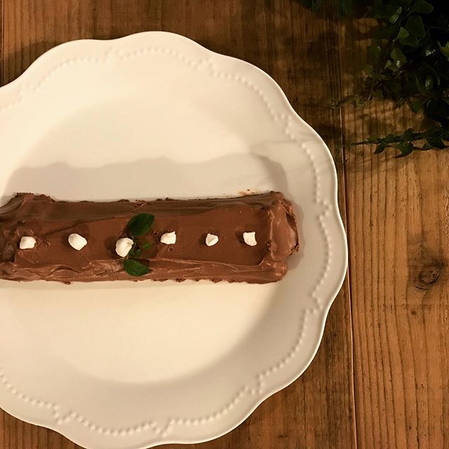 ヴィーガンのチョコレートケーキ中はサクサククッキー。上に乗ってる飾りはマシュマロ。本を見ながら見様見真似で作った試作のケーキ。笑#チョコレートケーキ #ヴィーガン  #卵乳製品不使用 #豆腐スイーツ (Instagram)