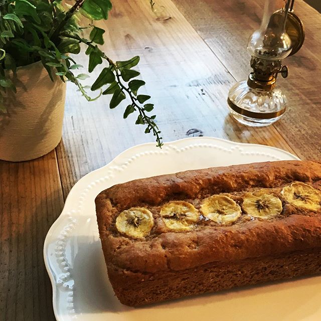 スイーツは、バナナパウンドケーキ甘さ控えめのふわふわの柔らかなケーキです。午後3時のスイーツブレンドハーブティーと是非ご一緒にどうぞ#ハーブティー  #バナナケーキ #パウンドケーキ #国産小麦 #スイーツ (Instagram)