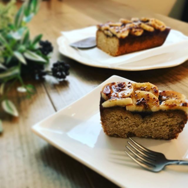 バナナタルトケーキ(ヴィーガン)クッキーのようなサクサク感。バナナを乗せて甘酸っぱいローズヒップシロップで固めました。 ※卵乳製品不使用※こちらはランチミニデザートの大きさです。#ハーブティーのお店 #上尾カフェ #タルト #tarte #ヴィーガンスイーツ (Instagram)