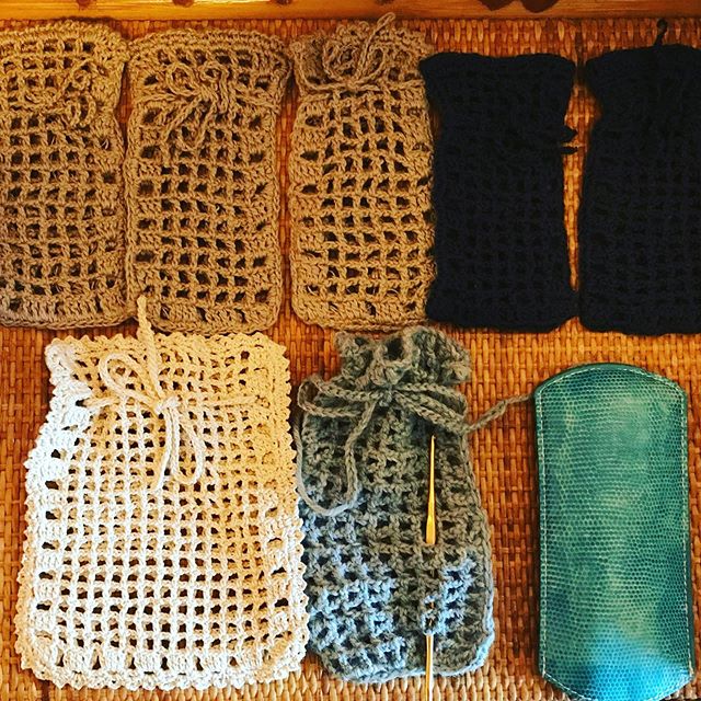 お義母さんと一緒に編み物をしてみました。認知症があるけどまだまだ現役の手つき️脳というより手の感覚で動かしてる。1枚目のpicが、お義母さんが全て編んだもの。すごいなぁ、、、。 #かぎ針編み #編み物 #巾着袋 #手編み (Instagram)