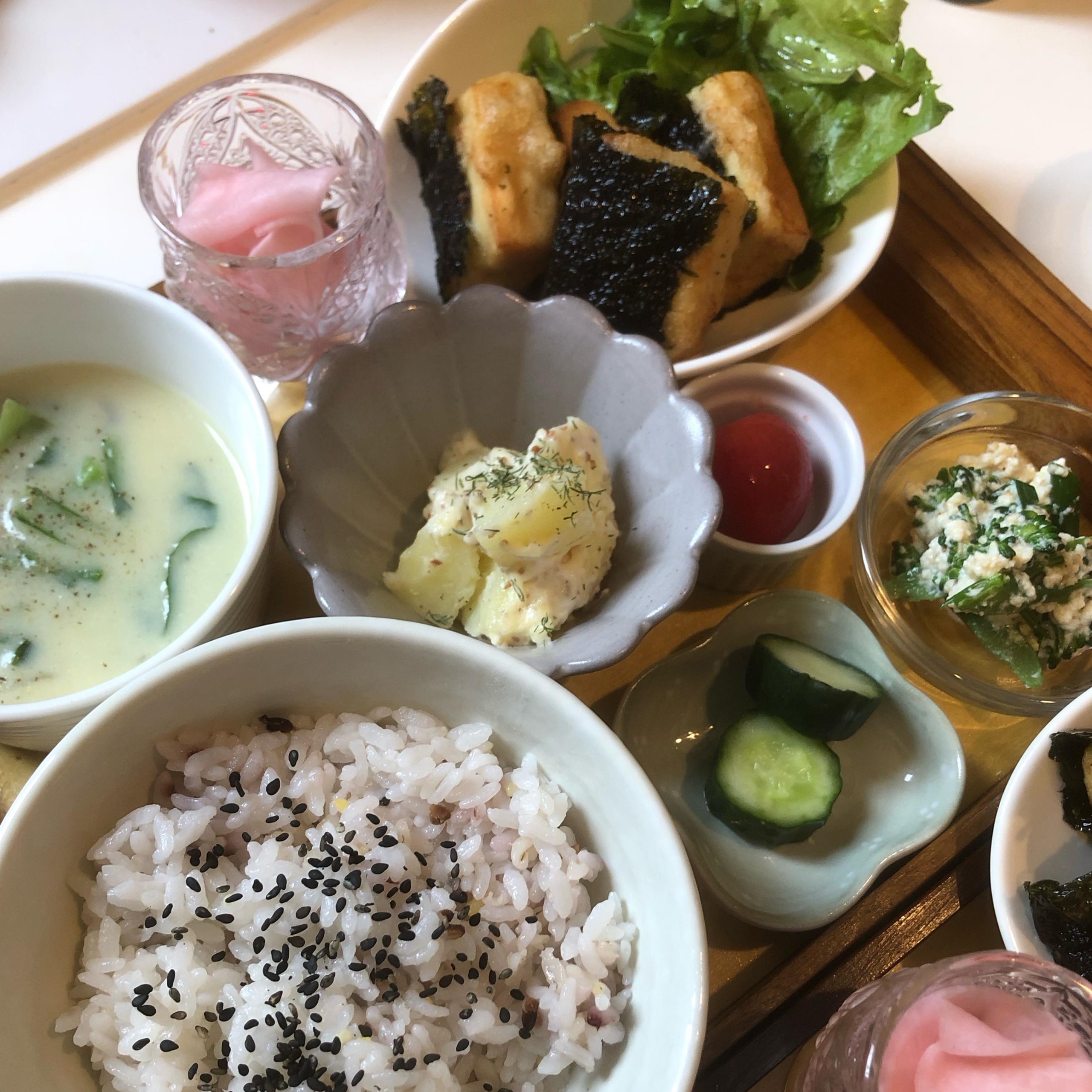 今週のプレートメインは高野豆腐の海苔巻き揚げ高野豆腐は戻した後、醤油と生姜麹に漬け込んで味付け。長芋のすりおろしにくぐらせてから海苔を巻いて1分程度揚げる。揚げ物ですがとてもヘルシーなランチになりますね。今週もよろしくお願いします‍♀️#上尾カフェ#上尾ランチ#ヴィーガン #plantbased #高野豆腐 #有機野菜