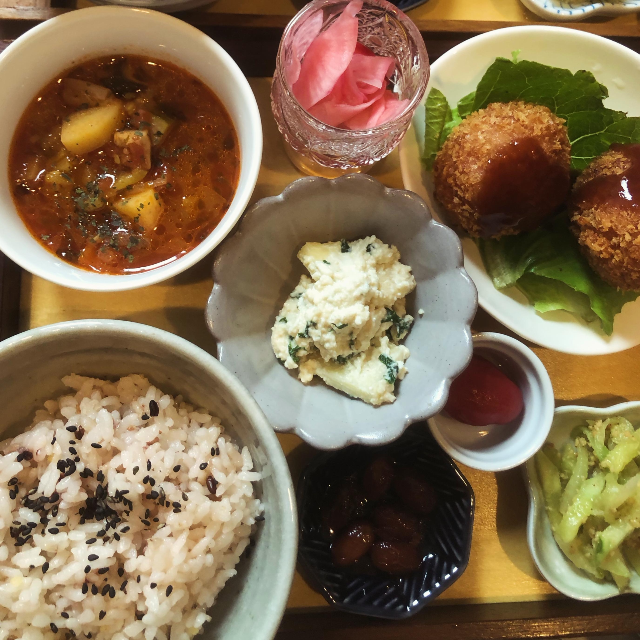 今週のプレートはルビー色のポテトコロッケです。サクサクの衣の中はスパイスクミンで香りつけしたルビー色のジャガイモ。クリーミーでとろけるような柔らかいコロッケを季節のお野菜の手作りお惣菜とともにどうぞ。今週は単品でもキッシュ、グラタンもございます。スープはトマトベースのミネストローネか青菜のホワイトクリームスープどちらかをお選びいただけます。お天気が…梅雨を飛ばして夏が来るのではないかというくらい暑いので、お弁当をご注文いただくお客様は保冷バックをお持ちいただけると助かります。(保冷剤はお入れします)#上尾カフェ#ハーブティーのお店 #癒しの時間 #癒しの空間 #プレートランチ#ヴィーガン #plantbased #豆皿ごはん