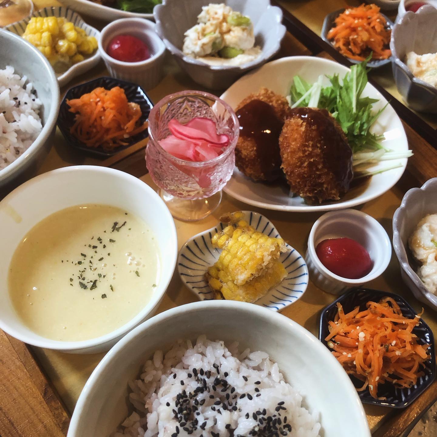 夏は野菜の色が豊富でプレートも鮮やかに感じますね。今日は雨雨雨…お店はすいています。笑こんな時はこれからの新メニューの試作に励んでいます。さて今週のプレートはメインはキャベツと大豆ミートのポテトコロッケです。※材料の関係で週の途中でメニューが変わることがあります。#プレートランチ#ヴィーガン #上尾カフェ#手作りのお惣菜#有機野菜#地場野菜#plantbased