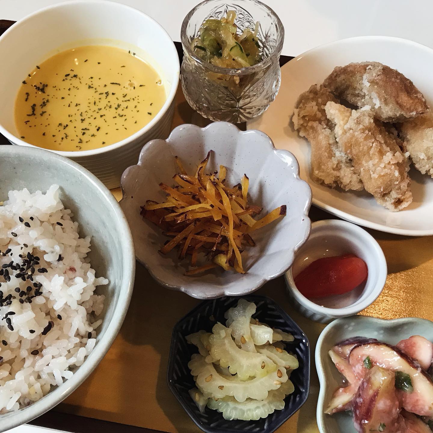 今週のプレート今週はイチヂクのあえものがあります。デザートではなくお惣菜のひとつにしてみました。数が少ないので週末まであるかなとドキドキ。お惣菜は日によって変わります。ご了承下さい。かぼちゃが美味しい季節になってきました。かぼちゃと落花生のポタージュは旬×旬できっと季節の変わり目の体を整えてくれます。端境期ですが、いろいろメニュー考えるのも楽しいですね。ところでこの有機野菜を使った「マンツーマン料理クラス(まだ名前決めてないの)」ですが10月くらいからスタートする予定です。まだ詳細はつめていないのですが、決定していることは、マンツーマン、基本はデモ形式、有機野菜のベジ箱1セット分をつくる、レジュメ付き、月曜か火曜のみ。お惣菜は調理済みと未調理(カットしたもの)を全て持ち帰れる、材料と調味料は全てこちらで準備、、、詳しくはお問い合わせいただけたらと思います。元々はお客様との会話からこんなのあったらいいなぁと思いついたのですが、大人数の料理教室て苦手〜という方結構いらっしゃるんですね。働いているお母さんとか、もちろんサラリーマンの男性とか作り置きのお惣菜があったら嬉しいかな。料理代行みたいでそうではない。今週もよろしくお願い致します。#プレートランチ#ヴィーガン#plantbased #有機野菜#まるごと #ホールフード #上尾カフェ