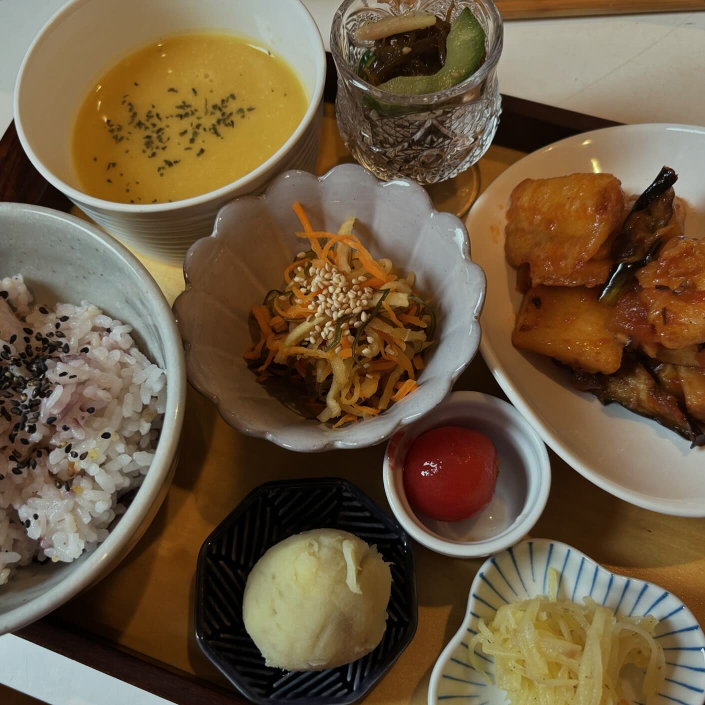 今週のプレートメインは高野豆腐と茄子の中華炒め豆板醤がピリッときいた中華風炒め。一度揚げた高野豆腐はサクッとモチっとした触感が楽しめます。椎茸、生姜、豆板醤、トマトソース、酒醤油。ほんの少しの米酢で味付けしています。10月からあげバルスタートしております。プレートランチをご注文のお客様にミニデザート1点サービスしています。パスポートがないお客様も当日に葉の園でご購入→サービスを適用できます。スタンプラリーも楽しいよね。今週もお待ちしております♪#ヴィーガン #plantbased #プレートランチ#高野豆腐#中華 #AGEバル#上尾カフェ