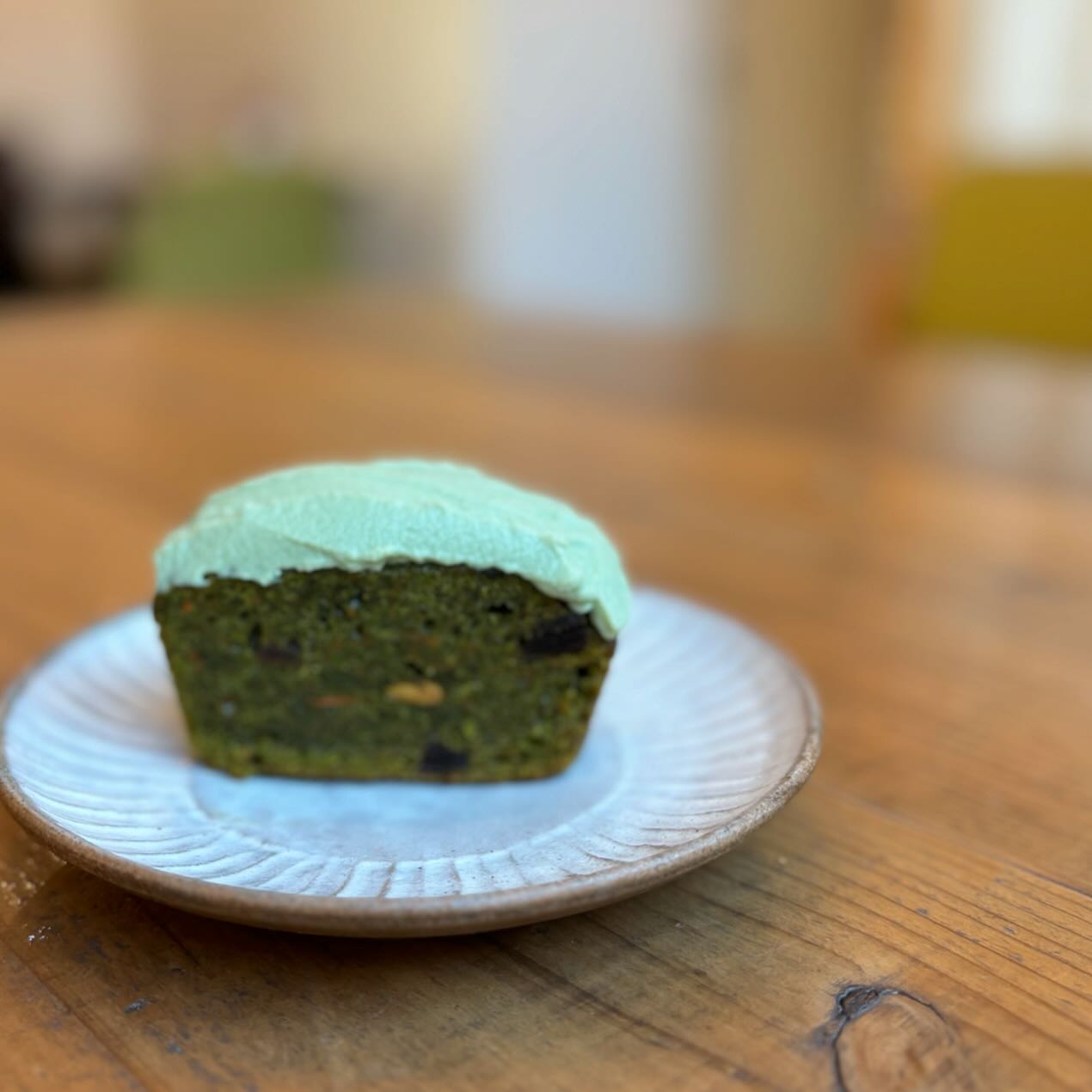 抹茶キャロットケーキキャロットケーキの抹茶味生地とクリームに上質の抹茶を使ってみました。こちらにはミディアムローストのチコリコーヒー、タンポポコーヒーがよくあいます。午後のおやつにいかがですか。テイクアウトは容器持参でお願いします。#抹茶スイーツ #キャロットケーキ#ヴィーガン #plantbased #ヴィーガンスイーツ #上尾カフェ