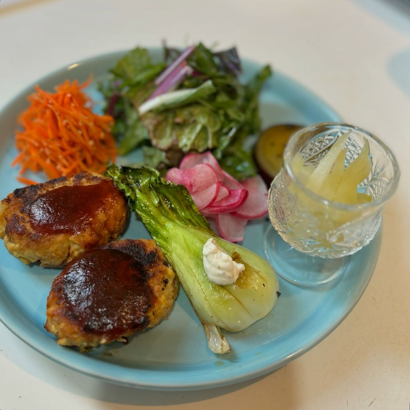 今週のプレートメインは豆腐と蓮根のハンバーグです。蓮根はシャキシャキの食感を残して椎茸と炒めて豆腐に混ぜます。赤ワインベースのソースをかけて召し上がっていただきます。お惣菜は有機野菜でいろいろアレンジ。スープはスワンカブとマッシュルームのポタージュです。年末年始お忙しい時間の中でも少しだけゆっくりランチにいらしてください。今週もよろしくお願い致します。#ヴィーガン #プレートランチ#有機野菜#身体に優しい #自然食#上尾カフェ