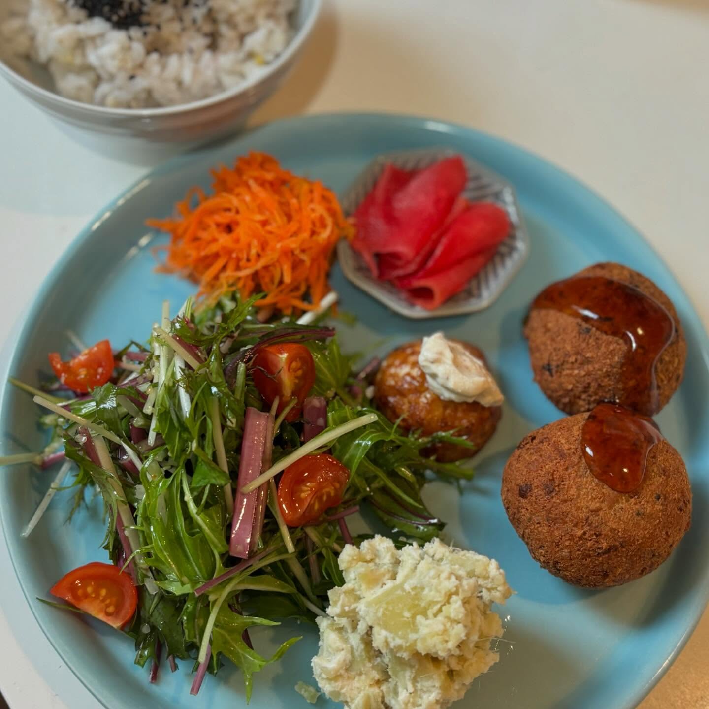 今週のプレートメインは蓮根ボール甘酢あんかけスープは菊芋のポタージュです。菊芋は出汁を使わなくても塩とコショウのみでも十分美味しいです。また炒めたマッシュルームも加えても️さて師走ですねあれこれ気が忙しいです。いろいろヘマやっていますが、今年の厄落としを終えて無事年を越せたらな。今週もよろしくお願い致します‍♀️#ヴィーガン #有機野菜#身体に優しい #plantbased #菊芋#蓮根レシピ #上尾カフェ