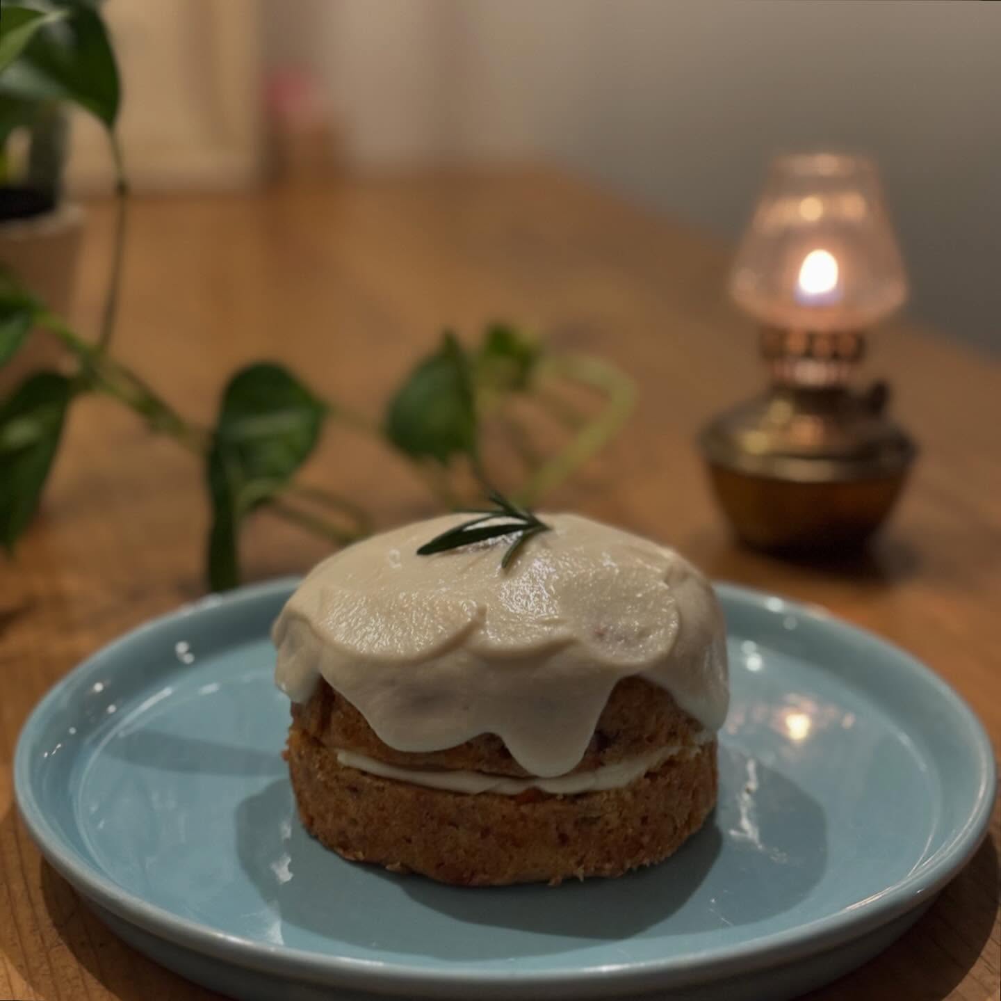 クリスマスキャロットケーキ(ヴィーガン)豆乳と豆腐のダブルクリームをまとったクリスマス限定のキャロットケーキ。テイクアウトでご用意しました。10センチホールのちょうど良い大きさ、オーガニックナッツやドライフルーツたっぷりの食べ応えあるスパイスキャロットケーキです。明日のみ販売。数量限定です。お渡しは冷凍のみ。入れ物をおもちいただくか、箱は別途有料になります。いちごと生クリームたっぷりのケーキも好きだけど、卵乳製品不使用のケーキもいかがでしょうか🥰※アーモンド、カシューナッツ、胡桃、ヘーゼルナッツ、小麦、大豆を使用しています。アレルギーには対応しておりません。ご了承下さい。直径10センチ1420円(税込)賞味期限　冷凍:1/3 解凍後は冷蔵庫で2日程度ご予約はお電話にて承ります050-5534-8502もしくはInstagramメッセージ、LINEからも受付ます。売り切れた際はこの投稿にてお知らせします。#クリスマスケーキ#キャロットケーキ#ヴィーガン #plantbased #スパイスキャロット #上尾カフェ