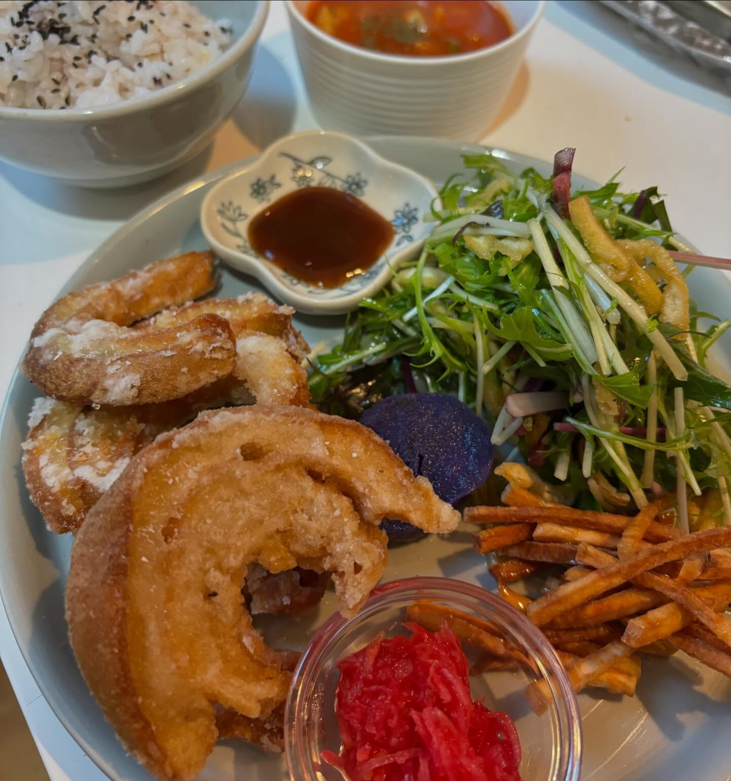 本日より通常営業です。今年もよろしくお願い致します。今週のプレートは冬野菜のミネストローネオリジナルハーブ風味メインは車麩の竜田揚げキッシュはほうれん草と大豆ミートと卵を使用したサツマイモとリンゴのキッシュの2種をご用意。平飼い卵を使用した方はスイーツのような甘めのキッシュなのでおやつとしてもおすすめです。今週ちょっと余裕があったので自家製パンもご用意しております。温かいスープとパンの組み合わせも是非🥰その他スイーツスコーンご用意しています。お年賀ハーブティーもあります。(この後の投稿で)#上尾カフェ#ヴィーガン #plantbased #有機野菜#旬の野菜 #ランチプレート #プレートランチ よろしくお願い致します。