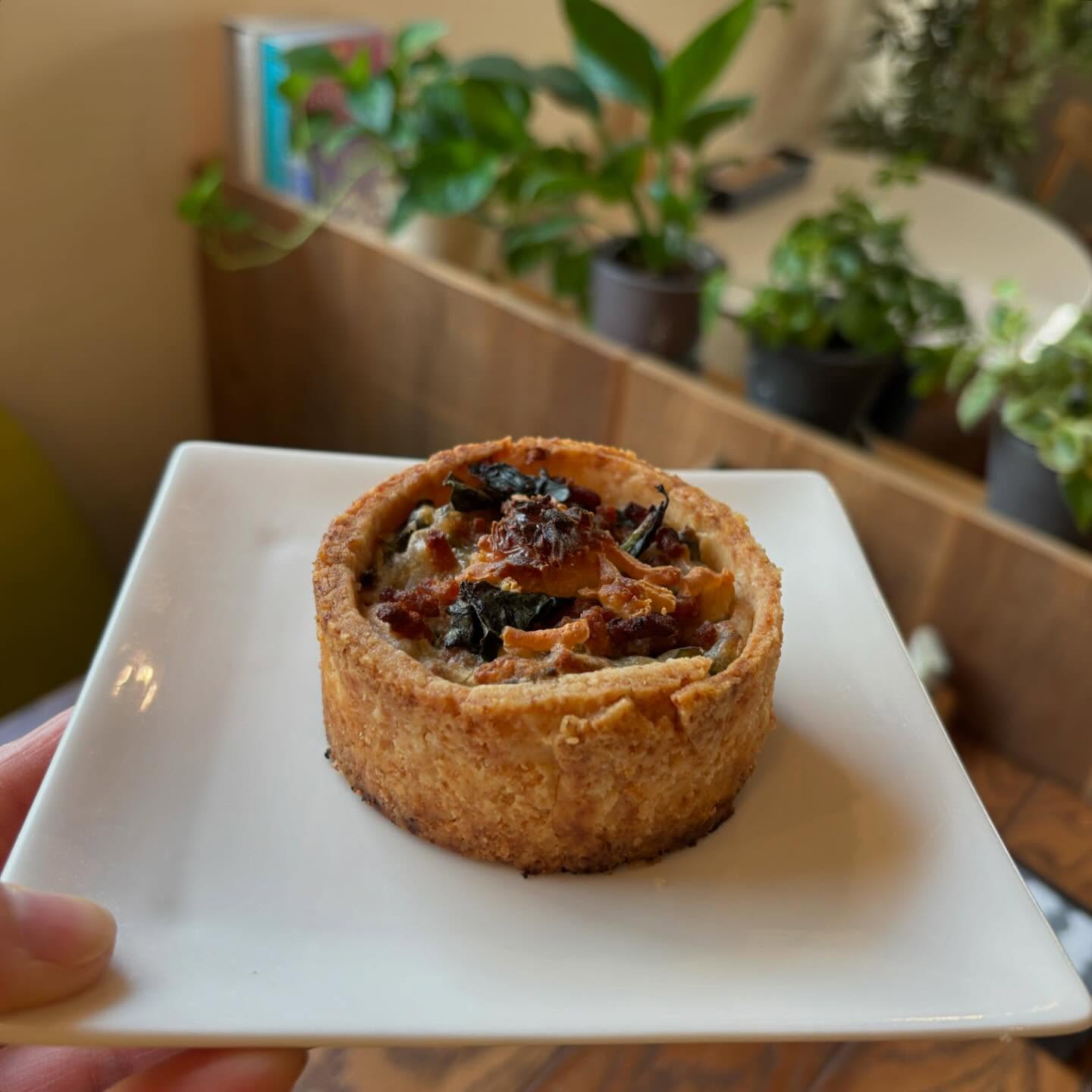 今週のキッシュはほうれん草と大豆ミート。　甘辛で炒めたほうれん草とミートをヴィーガンクリームと合わせてヴィーガンチーズを乗せたキッシュです。外はカリッと中はクリーミーになる、、ところがほうれん草少しこげました。が、これはこれで香ばしくて美味しいです。明日は内容が変わるかもしれません。よろしくお願い致します♪#ヴィーガンキッシュ#キッシュ#quiche #上尾カフェ