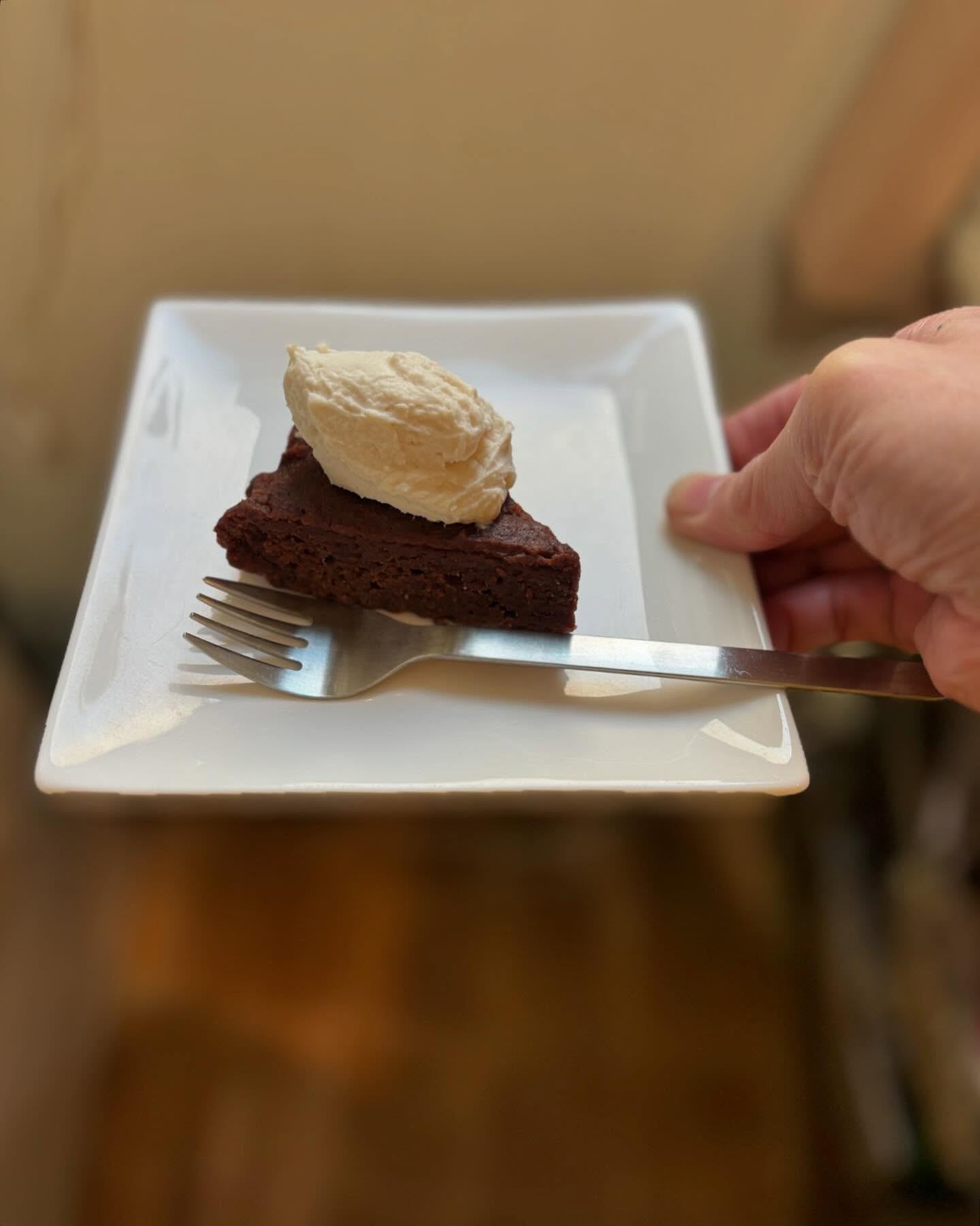 ブランデーチョコレートケーキブランデーがキュッときいたヴィーガンチョコレートケーキです。お車の方はご遠慮いただいています。今週のスイーツはキャロットケーキブランデーチョコレートケーキレモンケーキ豆腐の生チョコヴィーガンスコーン自家製パンをご用意しております☆#ヴィーガンスイーツ #上尾カフェ#ヴィーガンチョコレート