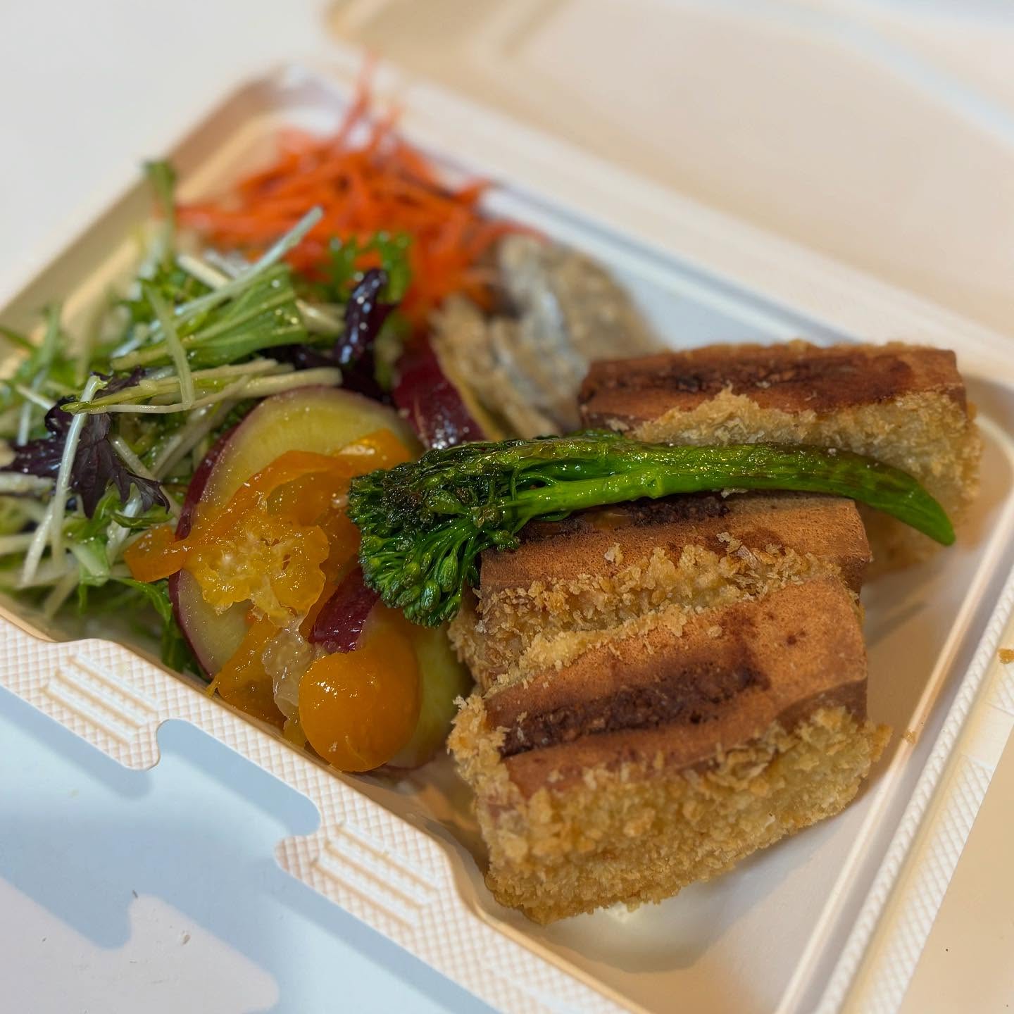 テイクアウトのお弁当今月からテイクアウトのお弁当はご飯なし、おかずのみのお弁当になります。お米が高騰しているのもあり、店内飲食の分を優先したく、たくさん炊いて余ったりすることもありましたため、数を読みつつもテイクアウトは思い切ってご飯なし(おかずのみ)で対応させていただきます。今週のプレートの内容とほぼ同じ。旬の野菜を使ったヴィーガン葉の園弁当です。よろしくお願い致します😀#ヴィーガン #plantbased #テイクアウト#お弁当 #葉の園