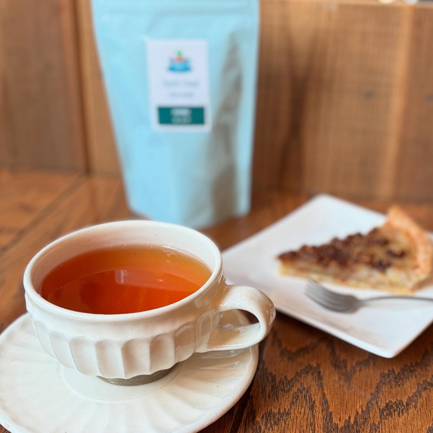 今月の紅茶は　@southcloudtearoom さんのおすすめ、スリランカ直輸入の「ルフナ」です。お食事にもあう、ご年配の方から若い方にも人気の美味しい紅茶です。今日は紅茶の気分という日に是非オーダーください。ドライフルーツのヴィーガンタルトにもどうぞ。【お知らせ】本日は強風🌬️のため看板及びのぼりは出さずに営業いたします。通常通り営業しておりますので是非足を運んでくださると嬉しいです。#紅茶#スリランカ#上尾カフェ#ルフナ#ヴィーガン