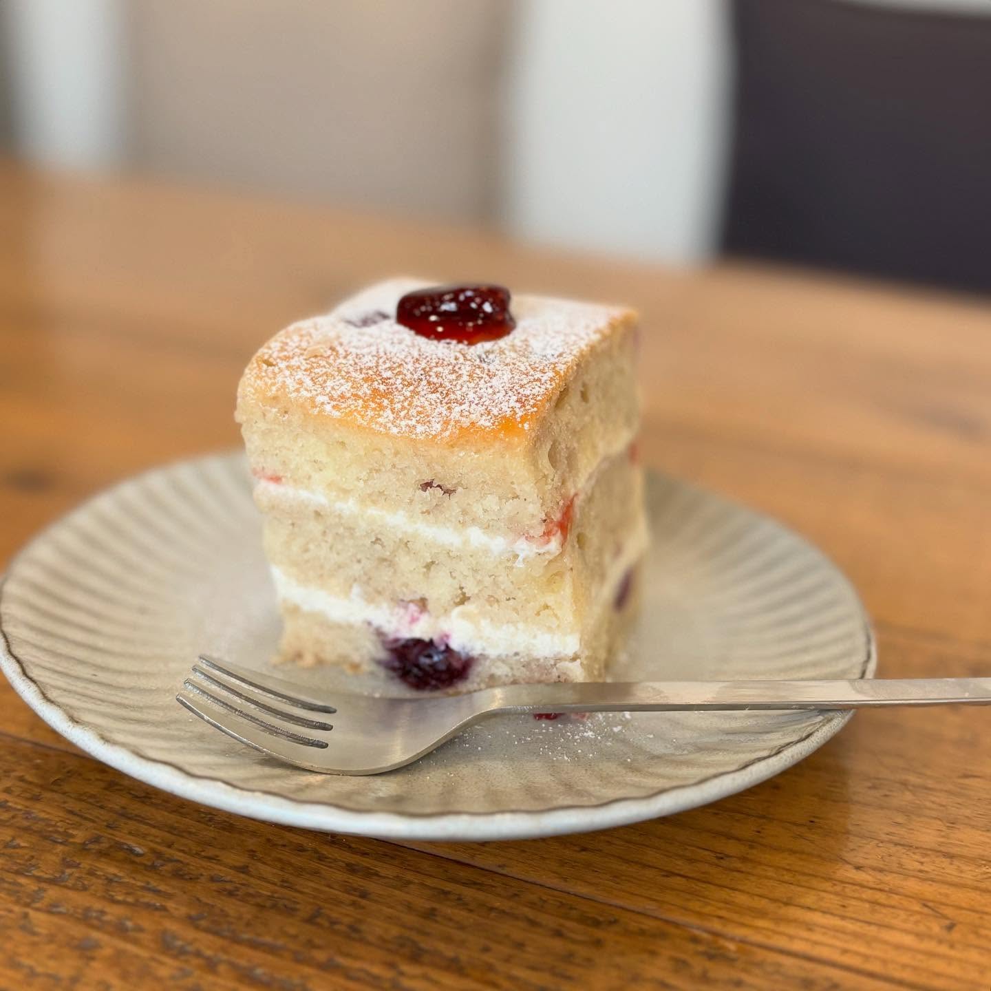 3種のベリーケーキブルーベリー、ラズベリー、ブラックベリーをスポンジ生地と一緒に焼き上げました。クリーム2段にしてみました。1段目には自家製いちごのソースを挟んでいます。豆腐クリームが甘さ控えめ。3時のおやつにもおすすめです。カフェインレスコーヒーやチコリコーヒーともあいます。#ヴィーガン #ヴィーガンスイーツ#上尾カフェ