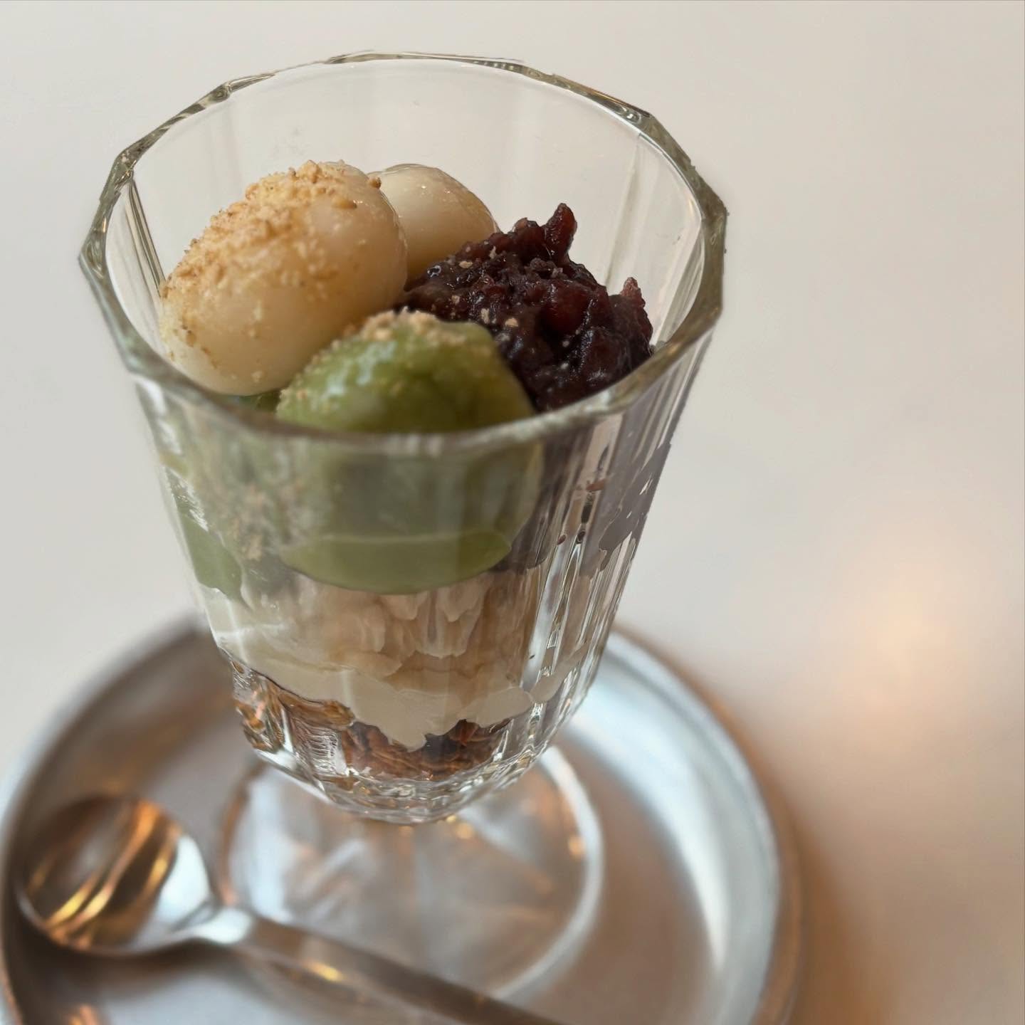 マルベリーパウダーを使って白玉小豆パフェ桑は白い実をつける植物。その実はとっても美味しいですが、葉っぱもメディカルハーブとして大事な植物です。お抹茶のような味わいで様々な効能を持ち合わせています。グリーンマルベリーはパウダーとして販売されていますが、このパウダーは外用でも活躍するし、粉をカプセルに入れてサプリメントみたいに飲んでいる方もいます。メディカルハーブ検定講座ではマルベリーの機能性を学び皆様に実習を体験してもらってとても好評です。また7月からも検定対策講座がありますから是非チェックしてみてね。※ハーブティーブレンド講座ではマルベリーは対象となっていません。パフェは楽しく美味しくどうぞ‍♀️#マルベリー#桑の葉