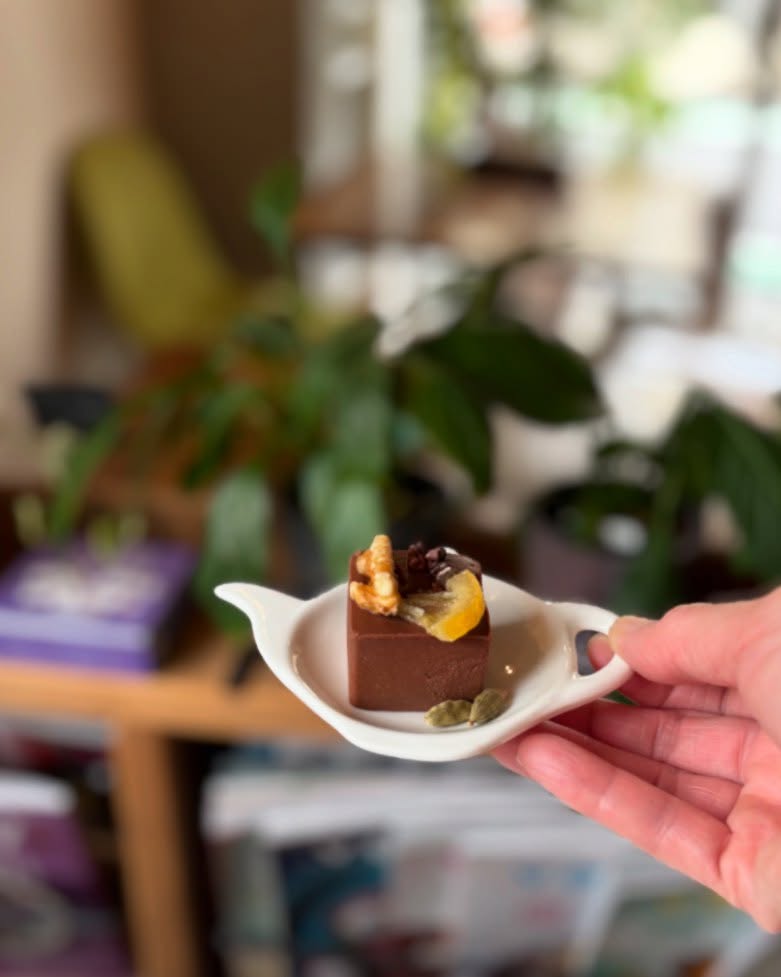 今日から豆腐の生チョコレートはオレンジに変わって「カルダモンレモン」です。カルダモンスパイスのスーとした香りと甘酸っぱいレモンのコラボレーションです。テイクアウトは今のところ大丈夫です。冷凍をお包みします。夏場はテイクアウトはできません。※アルコールを含みますので、お車やお子様はご遠慮くださいね。#豆腐の生チョコ#カルダモン#スパイス#ハーブティー専門店 #上尾カフェ