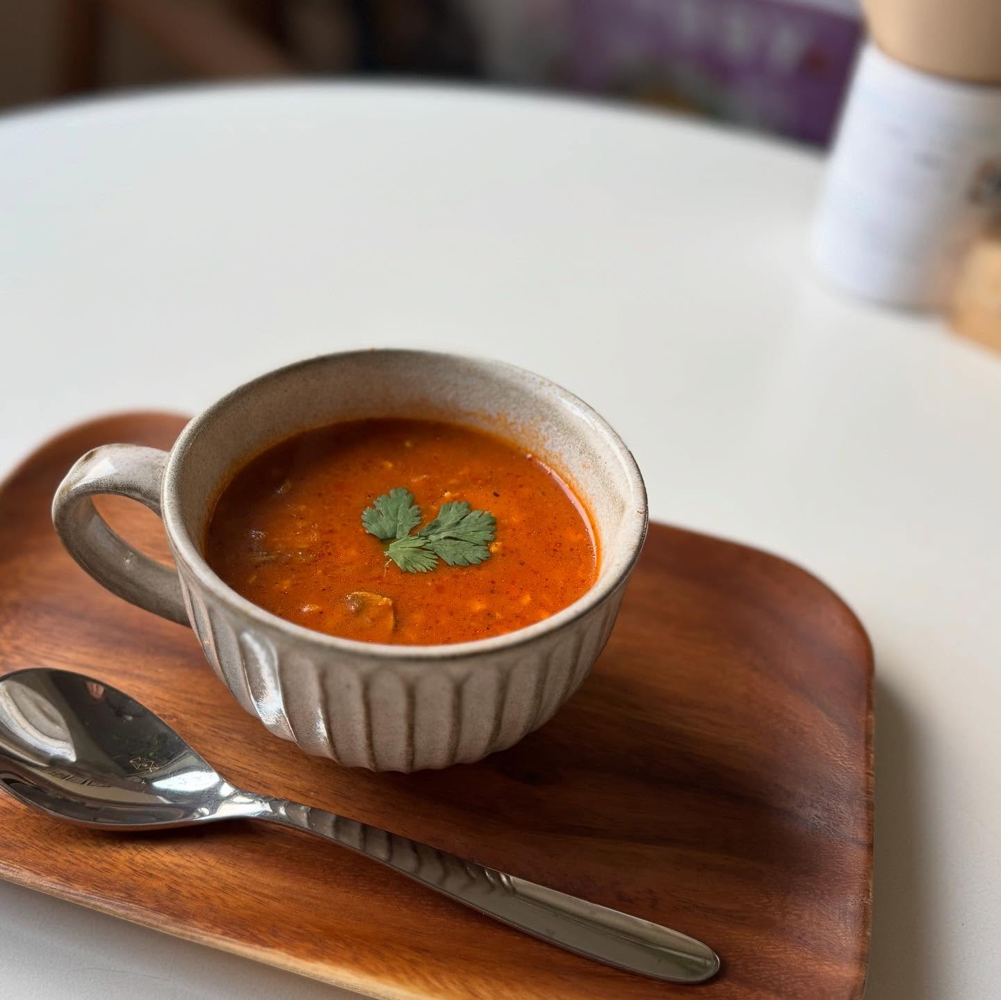 お休み頂いていたメニューのカレーランチですが、今回試作したのはカレー麹をつかい、自家製のハーブスパイスを加えてスープカレーにしてみました。今週はそのオリジナルスープカレーをランチでお出ししたいと思います、が、ご提供に少しお時間かかります。なんせコンロが…小さなお店なのでなかなかたくさんのメニューに対応出来なくて恐縮ですが、なるべく手作りしたものを出したいのでお時間余裕のある時にぜひ♪スープカレー単品も承ります辛さは調整できます#自家製カレー麹#スープカレー#あとからくる辛さ #スパイスカレー#スープのお店 #上尾カフェ