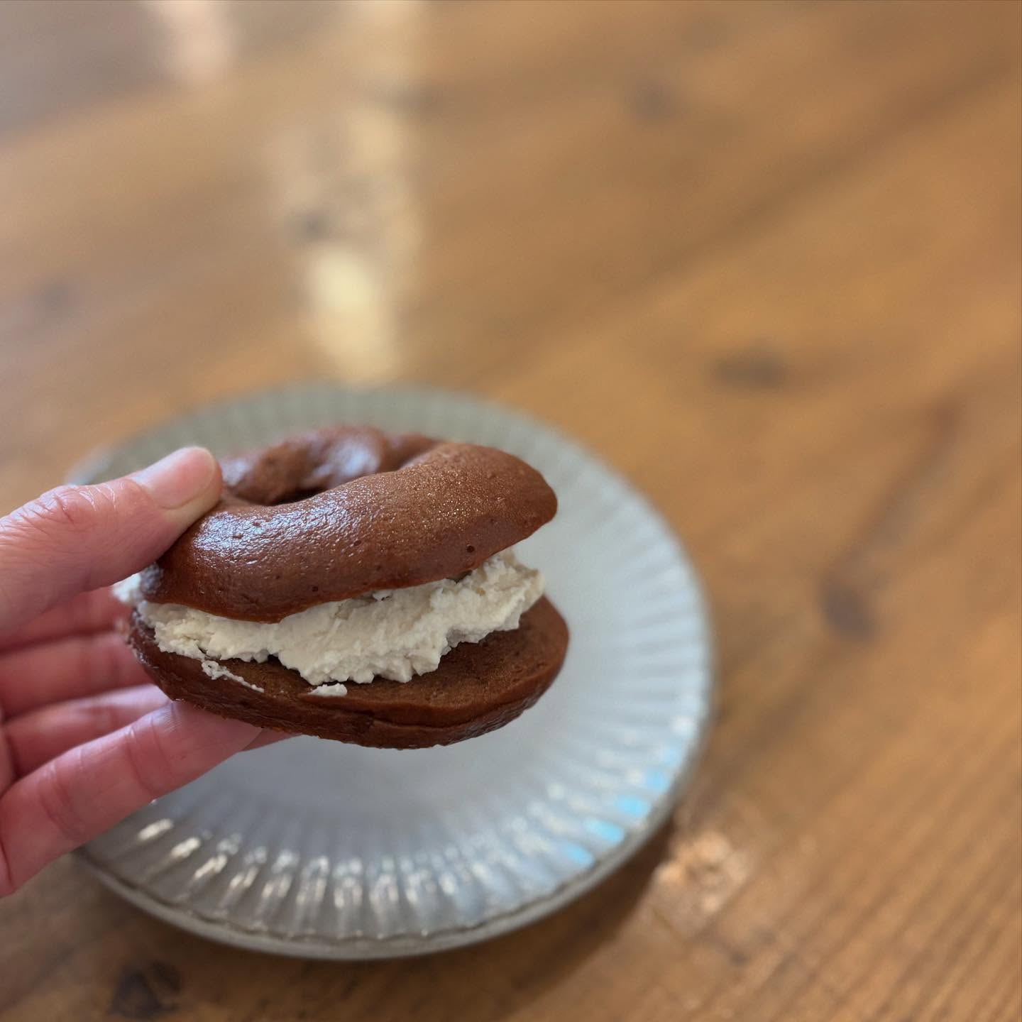 🥯まかない米粉ベーグル試作中なかなか良いレシピが思いつかなくて以前お手伝いいただいたスタッフさんのベーグルが美味し過ぎて、やはり手間暇きちんとかけて作ると美味しいんですよね。やはり積み重ねが大事ですね。#米粉ベーグル#試作#まかない