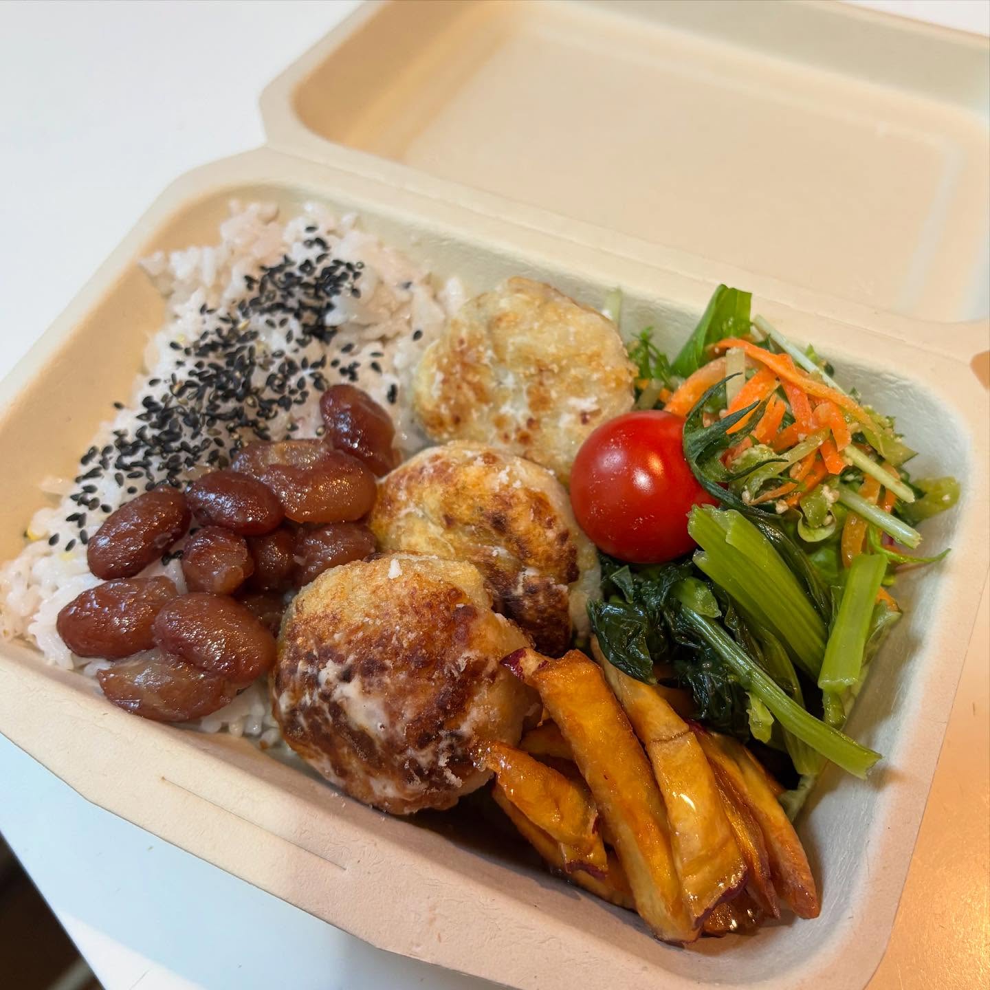 お米の価格高騰や仕入れが安定しないことからお弁当は現在ご飯なし(おかずのみ)でご提供しておりますが、夕方ご飯が残っている場合はご飯付きも可能になりました。オーダーされる時にお声がけください。#葉の園#お弁当#国産米 #ヴィーガン #plantbased