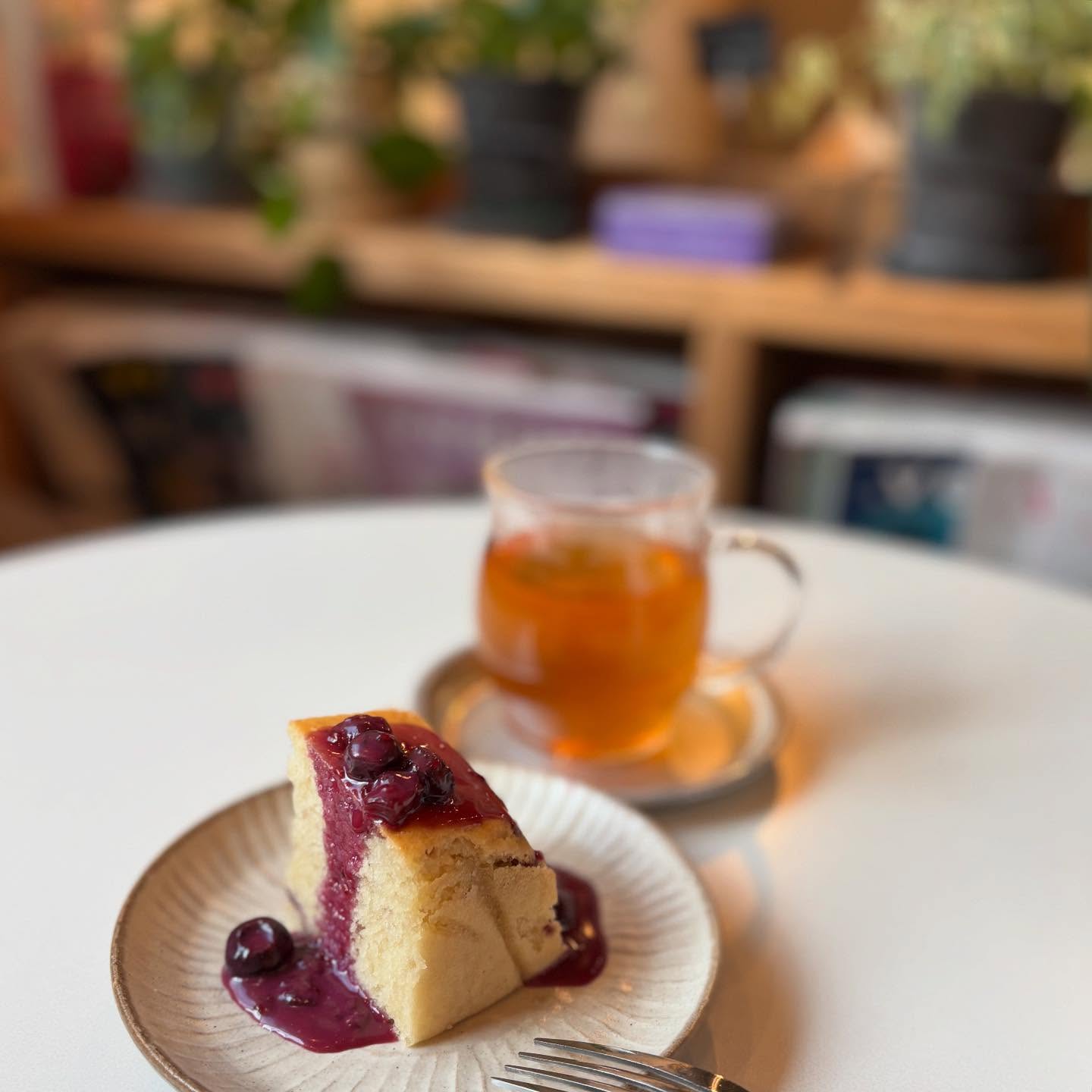 3種のベリーケーキ、ベリーソースがけランチのミニデザートでお選びいただけます。甘酸っぱいベリーたっぷりのベリークリームをトッピング。ふんわり柔らかいスポンジにもベリーを入れて焼きあげました。甘酸っぱいデザートに酸味のあるローズヒップティーもおすすめ。シングルティーもメニューにはないですが、対応できます。今週もスタートしました。よろしくお願い致します。#ヴィーガン #plantbased #ハーブティーのお店#オーガニック#上尾カフェ