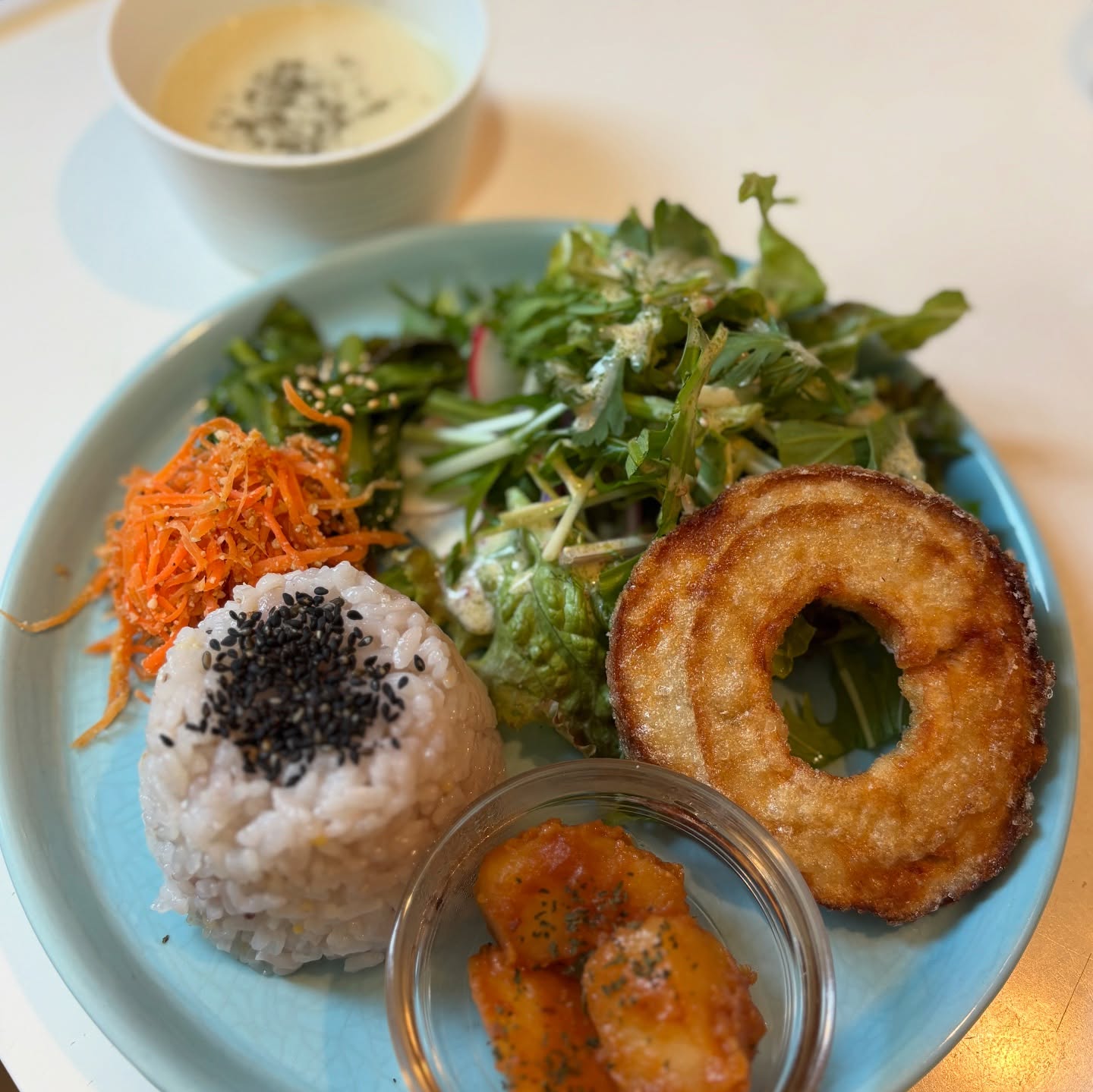 今週のプレートは車麩の竜田揚げです。ご飯またはフォッカチャが選択できます。(数量限定です)お客様がフォッカチャ？フォカッチャどちらだろうって。フォカッチャが正解かしら。ごめんなさい前の投稿は修正しておきます。🤭