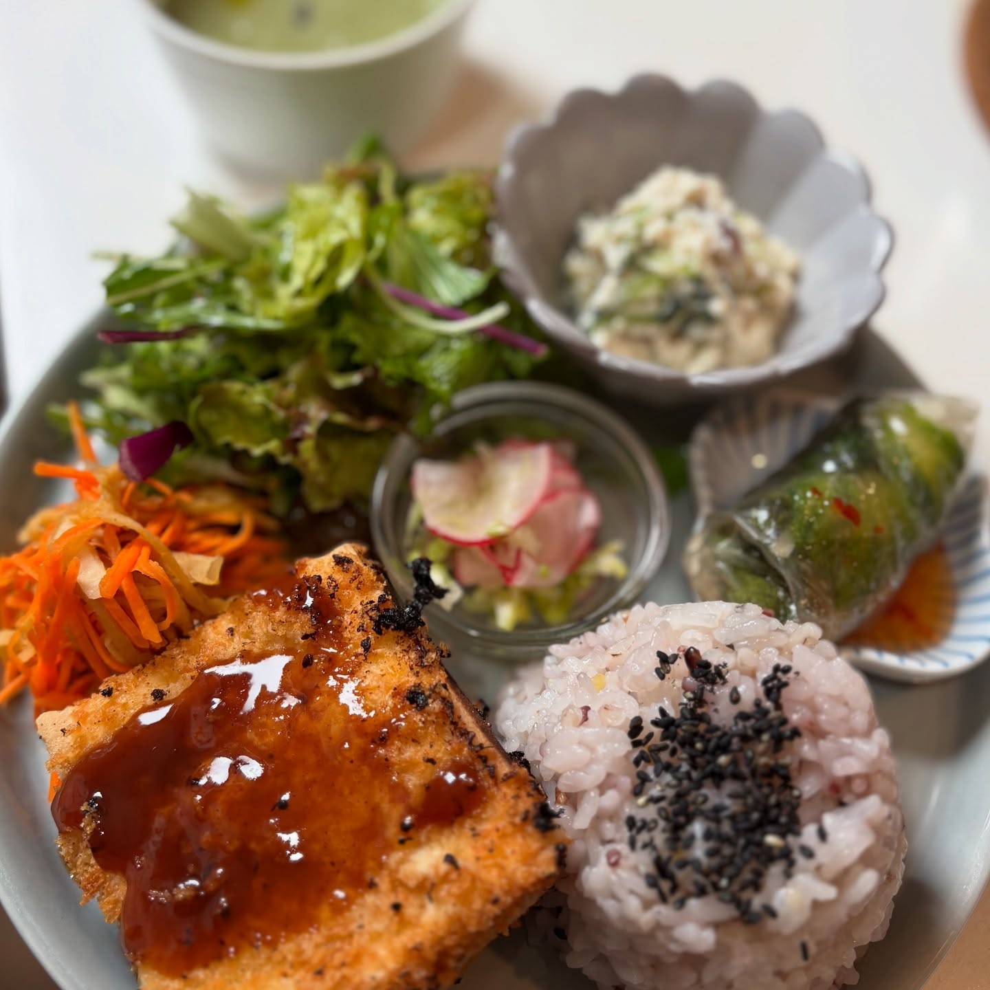 🥢今週のプレートメインは高野豆腐のメンチカツ風。大豆ミートとヴィーガンチーズを挟んで衣でサクッと揚げました。スープは引き続き春菊のポタージュ麹の野菜カレースープもあります。キッシュはアスパラポテト豆乳マヨキッシュ今週も旬のお野菜を使ったお惣菜でご用意しております。よろしくお願い致します。【お知らせ】来週くらいから、プレートやお粥のお値段を上げさせていただきます。どうしてもお米の価格が高騰していて安定した仕入れがなかなか難しく、皆様には大変ご不憫をおかけしますが何卒ご理解くださいますよう、よろしくお願い致します。#上尾カフェ