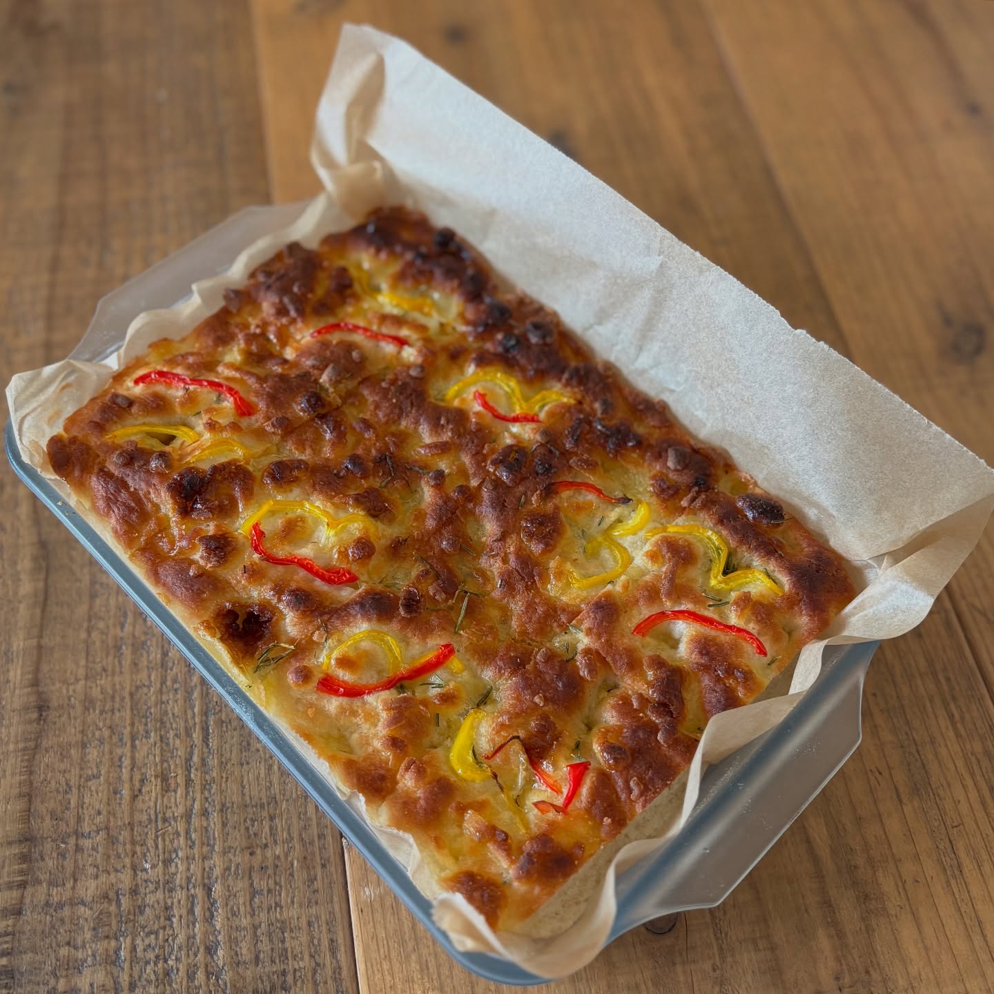 🥪今週のフォカッチャはローズマリー＆ヴィーガンチーズです。こんがり焼けています。プレートランチのご飯またはフォカッチャがお選びいただけます。フォカッチャはハーブを活かせるメニューでとても嬉しい️次は何をのせようか、わくわくします。今週もどうぞよろしくお願い致します。