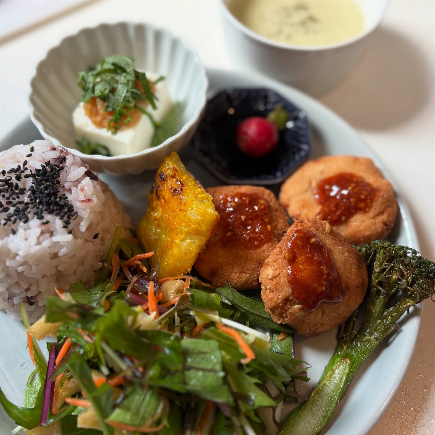 🥢今週のプレートメインはおからのナゲットヤンニョムだれです。スープはカリフローレのポタージュ、つぶつぶをあえて残して食感も少し楽しめるように。今週よりプレートのお値段を少し上げさせていただきました。またランチドリンクは料金に含まずお食事だけでも楽しめるようにしております。バタバタしてドリンクのご提供が遅くなることもありましたためお急ぎのお客様はティーバッグを購入したり、テイクアウトもできます。よろしくお願い致します。----先週はお義母さんが一時帰宅しました。食べ物は全て攪拌したとろみのあるものしか食べられないので、お店でも好評だった春菊のポタージュを食べてもらいましたところ、完食したのでよかったなぁと。材料はシンプルなのでお年寄りの方にも安心して食べていただけると嬉しいですね。さて今週もよろしくお願い致します。※ホームページのご予約ページ、後ほど修正します。少しお待ちください。