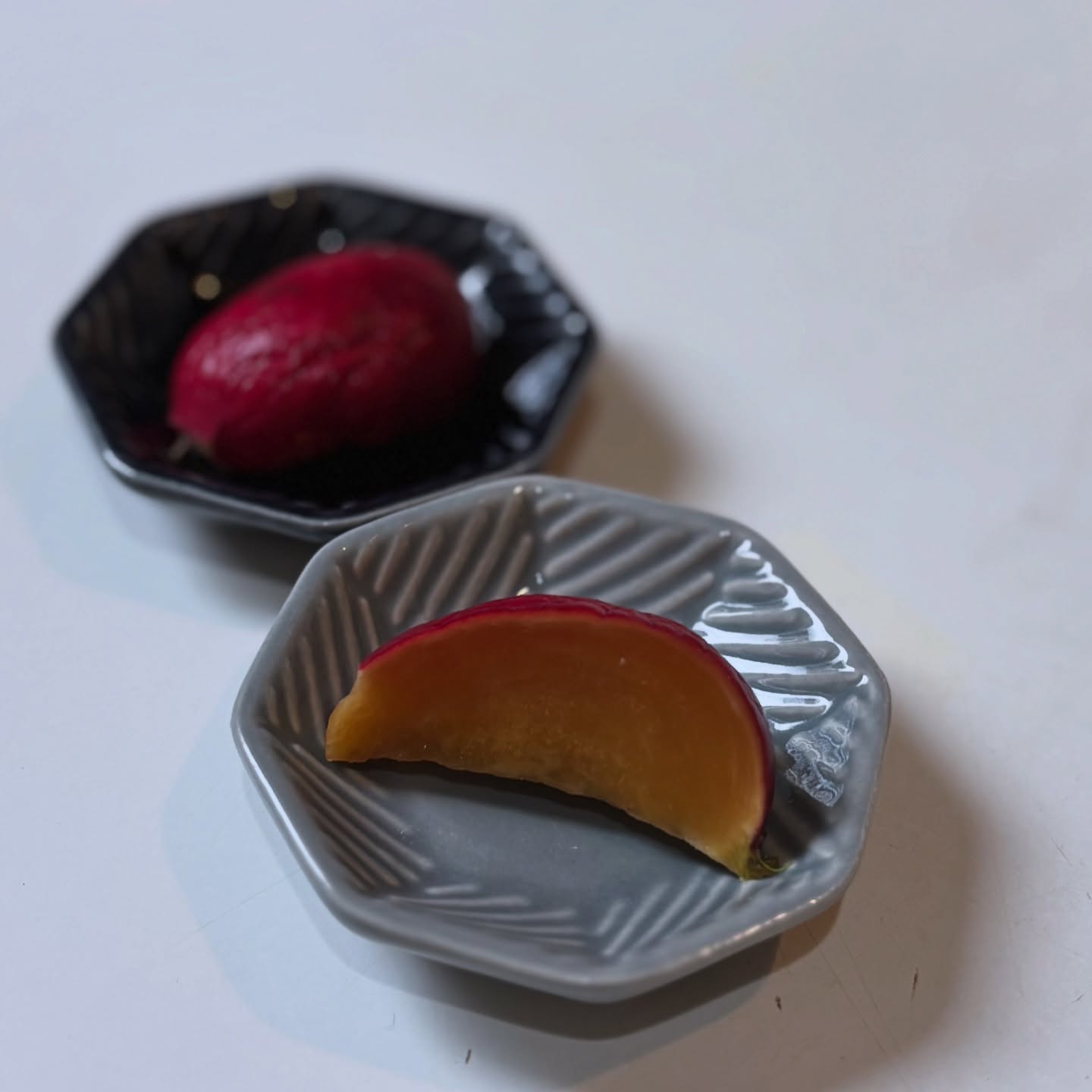 ラディッシュの味噌漬け今回は赤味噌を使いましたが普通のお味噌でもとても美味しかったです。赤味噌に酒粕を25％くらい加えて混ぜてからラディッシュを漬け込む。丸一日で出来るので次の日には取り出す。出来るだけ小さめのラディッシュをカットせずにが丸ごとが良いですが大きなサイズであればカットして。ただ水が出るので続けてつけこむのは難しいかも。食べる時に味噌を落としてカットしていただく。ラディッシュの独特の絡みも少し残りつつもご飯に合う一品。酒(日本酒や焼酎)のつまみにもいいかも。#お惣菜 #ラディッシュ