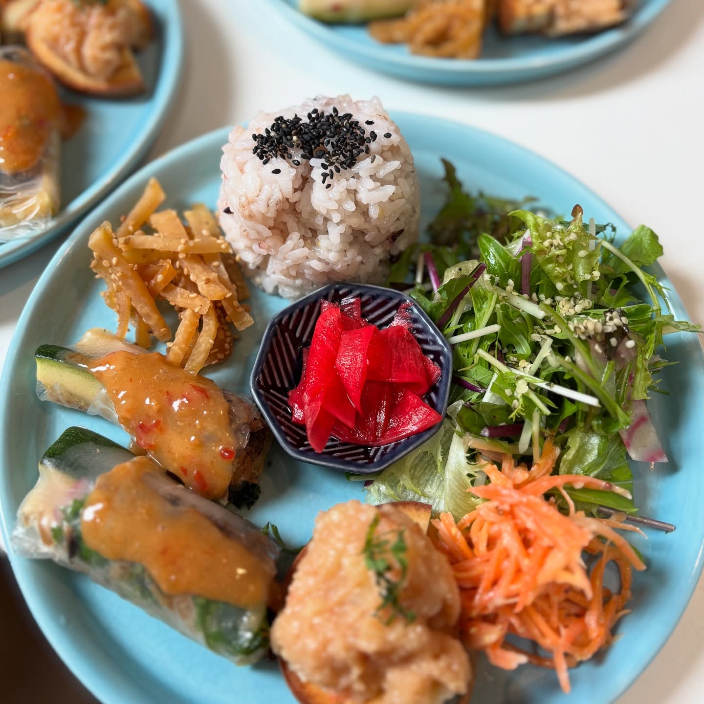🥢今週のプレートメインは季節のお野菜と高野豆腐の生春巻きです。高野豆腐はカリッと揚げてズッキーニ、ラディッシュ、ケール、そしてキノコで作ったヴィーガンアンチョビオイルを乗せて包みました。スープは先週に引き続きカリフローレのポタージュ。グリーンカレーのスープもございます。今週もトマトとバジルのフォカッチャご用意しております。ランチのミニデザートはレモンケーキが好評で残りわずかとなりました。スパイスキャロット、パイナップルタルト、キャラメルバナナケーキ、バナナマフィン、豆腐の生チョコなど(スイーツは日々変わります)今週もよろしくお願い致します‍♀️#上尾カフェ 湿気の多い季節になりましたが、みなさん体調管理には気をつけてこの梅雨を乗り切りましょう。