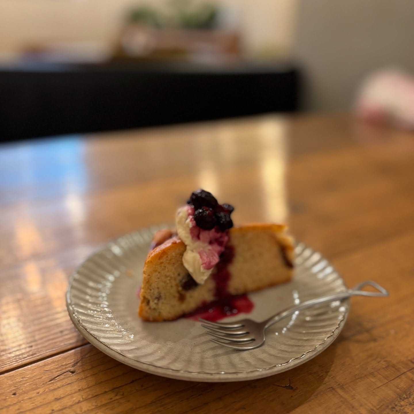 「ドライフルーツのケーキってどういうのですか？」こういうのです。普通の名前ですがメチャ美味しいです。----有機のいちじく、あんず、いちご、レーズン、マンゴーをラム酒に漬け込んだものをパウンド生地に入れて焼き上げ、豆腐クリームとラズベリーソースをのせました。#こういうのシリーズ