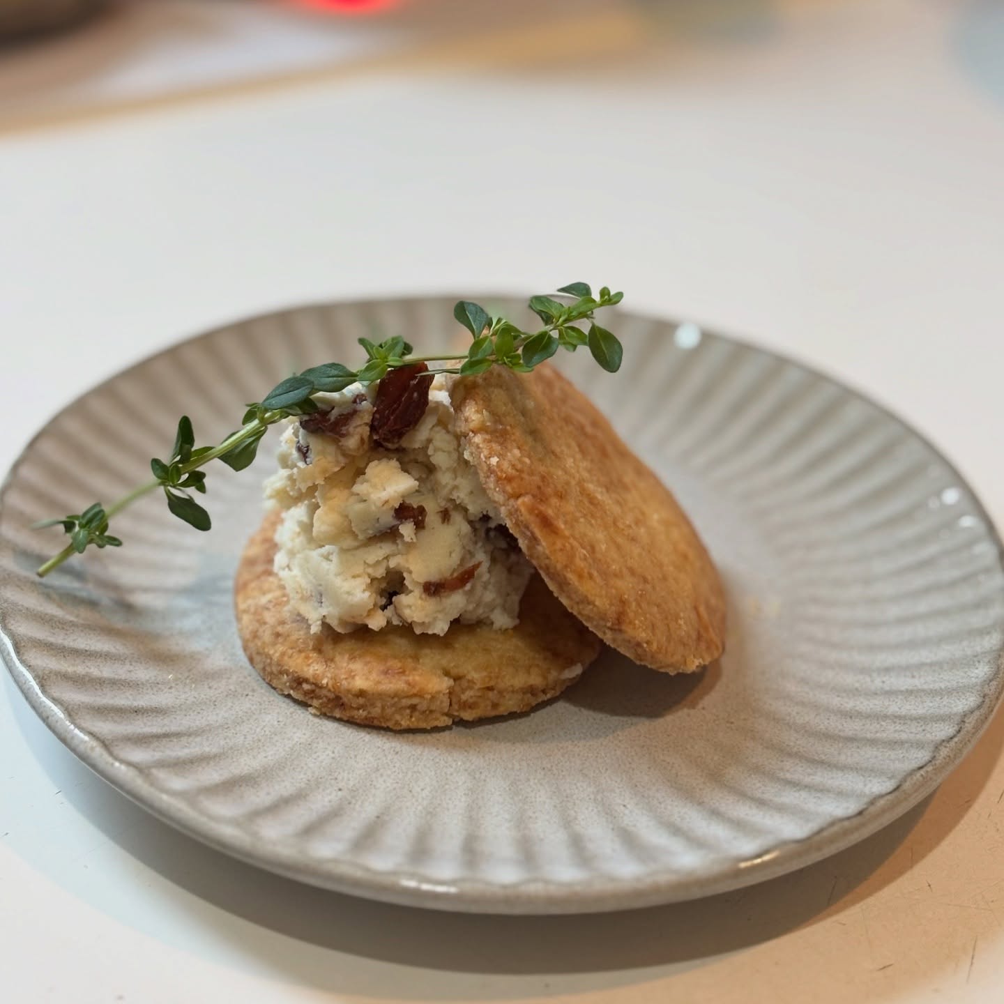 「ラムレーズンサンドってどういうのですか」こういうのです----サクサクのクッキーに少し硬めに仕上げた豆腐クリームとシナモン、 フェンネル、 クローブ、 スターアニス、 コショウの5種のスパイスとラム酒に漬け込んだレーズンをサンドしていただくスイーツです。※大変溶けやすいため店内ご飲食のみ#こういうのシリーズ
