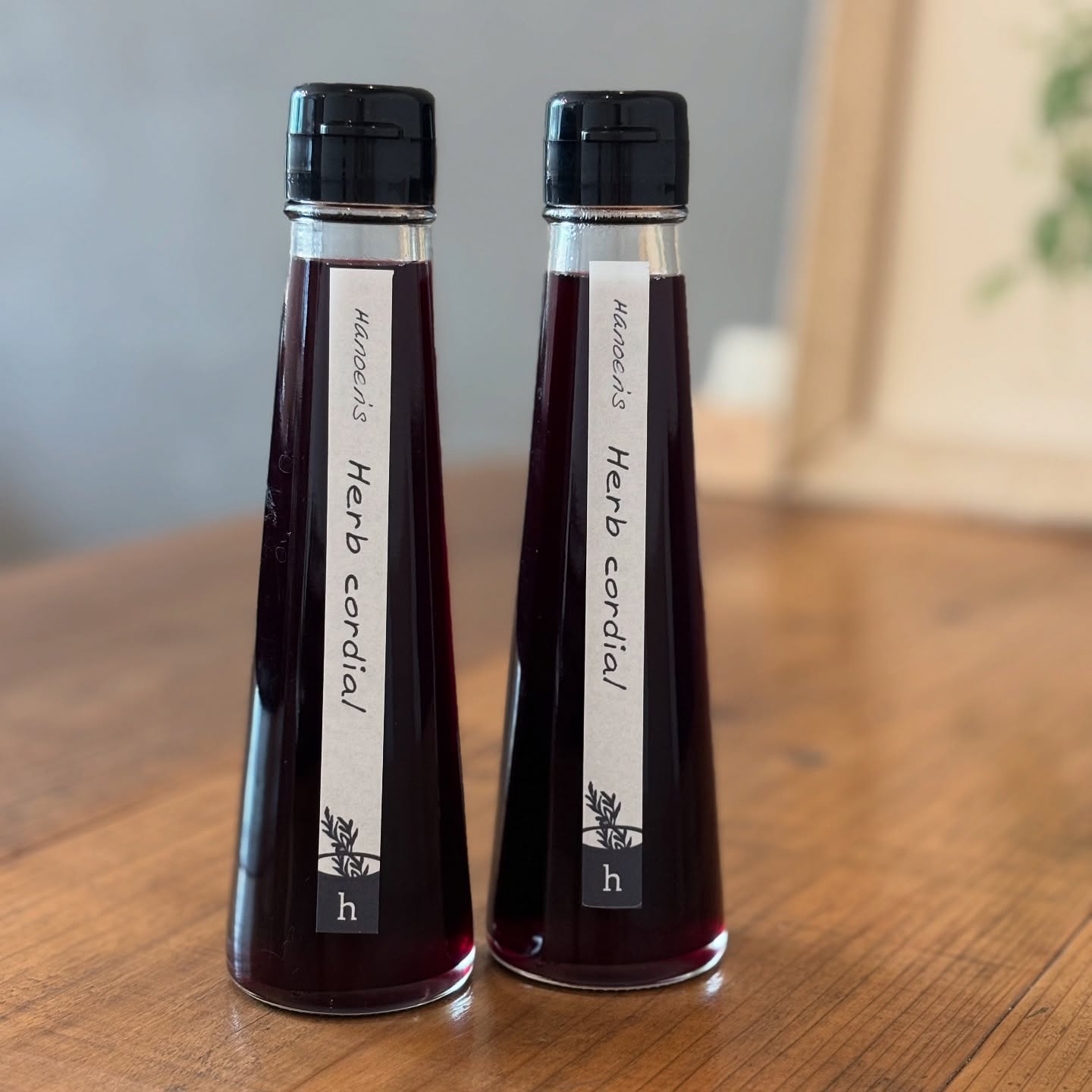 ハイビスカスとローズヒップのハーブコーディアルあと2本あります。店内で販売中ソーダで割っても、かき氷のシロップにしても、アイスクリーム にかけてアフォガード(affogato)風にしても️もちろんお水やお湯で割っても良いよ。暑いと冷たい飲みものが増えるけど、内臓が冷えている人も多いと思うので冷房きいた部屋で温かいものを飲むのをおすすめします。(私がそうです)