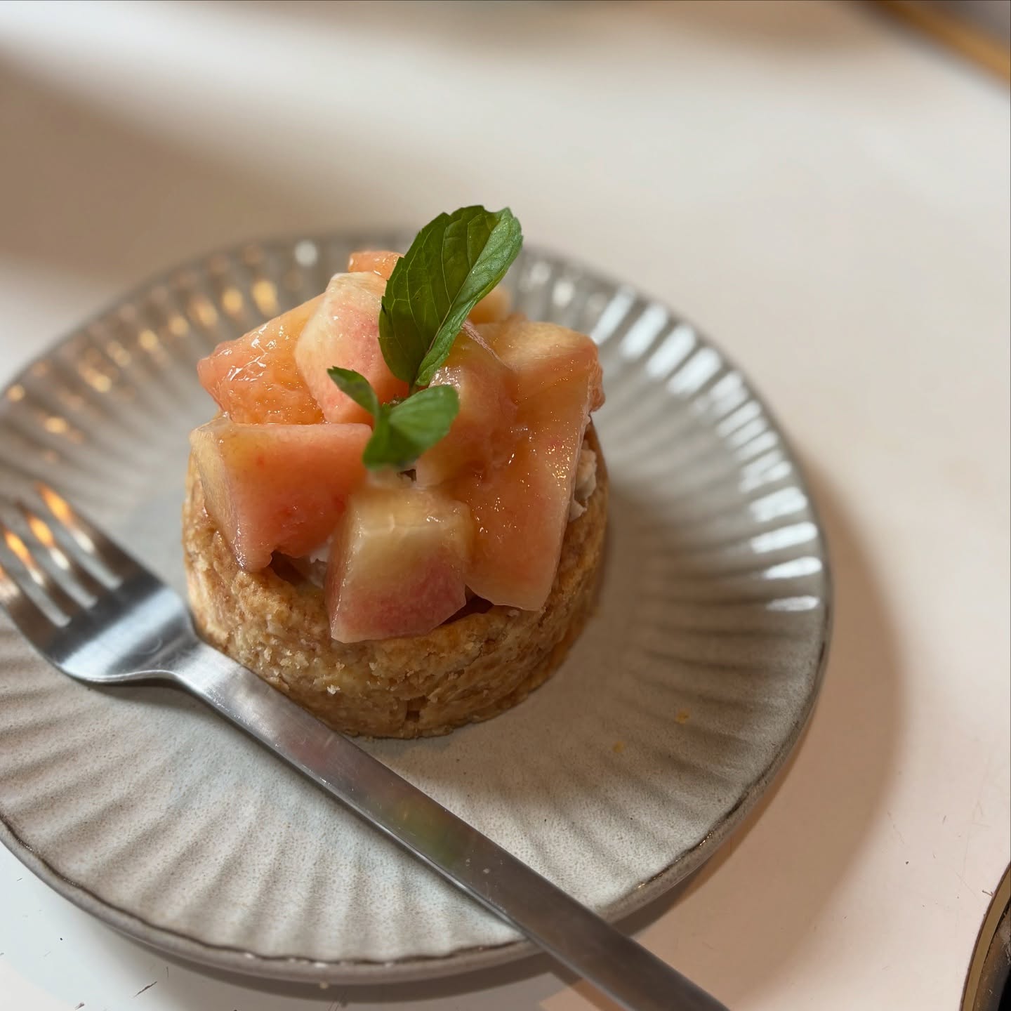 桃のタルトいつものタルト生地に豆腐をベースにしたクレームダマンドを一緒に焼き上げて豆腐のクリームと桃のコンポートをのせました。こちらもランチセットにおつけできます#