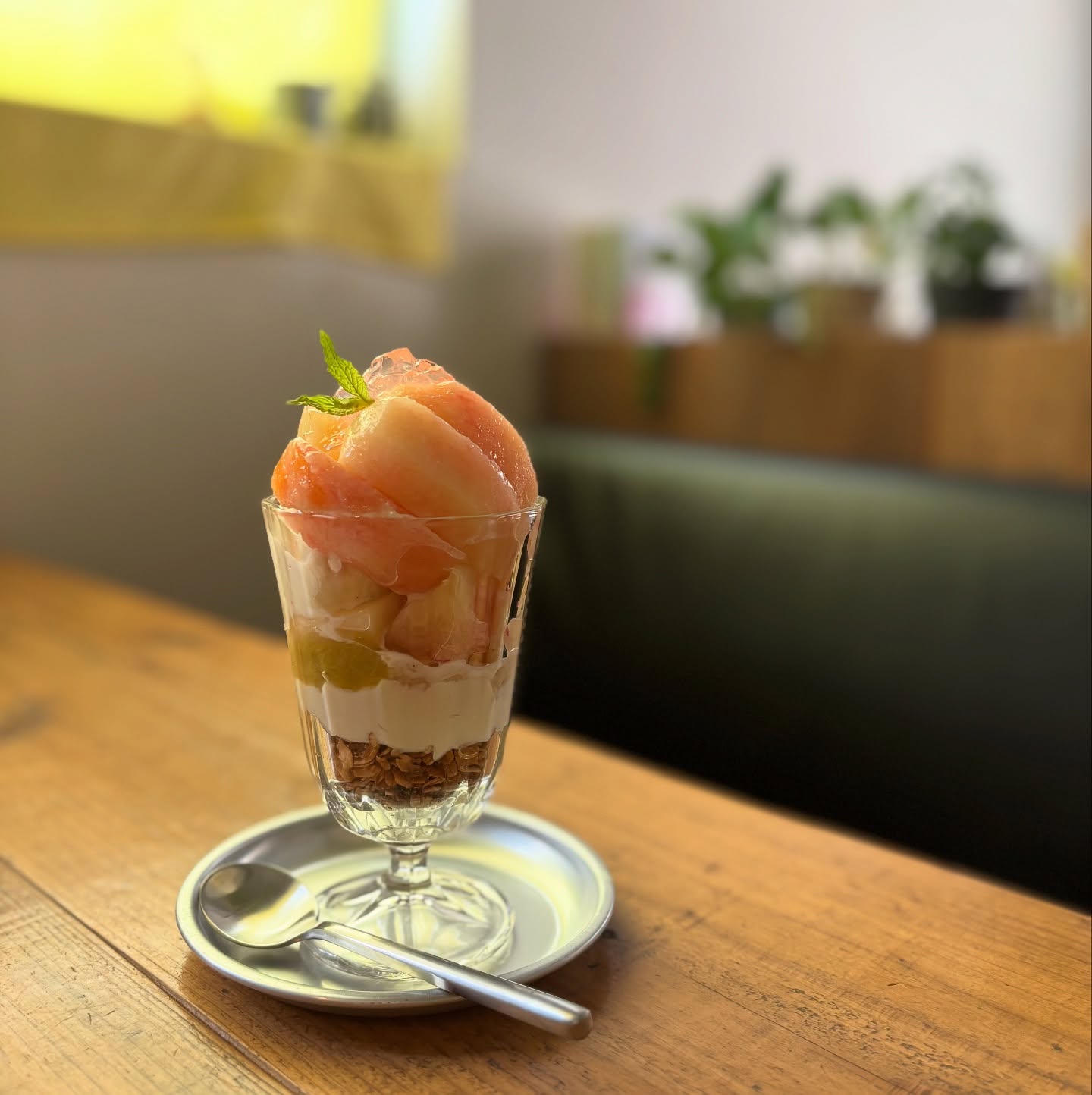 桃パフェ今日からスタートです。まだまだございます。是非お待ちしております♪