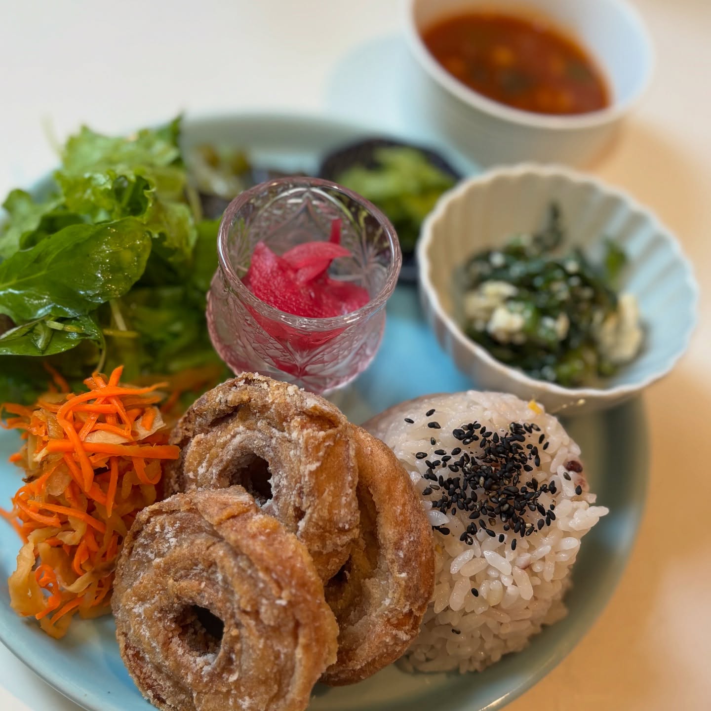 🥢今週のプレートメインは車麩の竜田揚げゴーヤの青のり和えがなかなか美味しいです。今週も夏野菜をふんだんに使いました。猛暑で夏バテしないように皆様気をつけましょうね。私も。本日と明日の営業の後は定休日をはさみまして夏季休業となります。次は20日水曜日となります。よろしくお願い致します。#おぼん暇だったら少しあけるかも