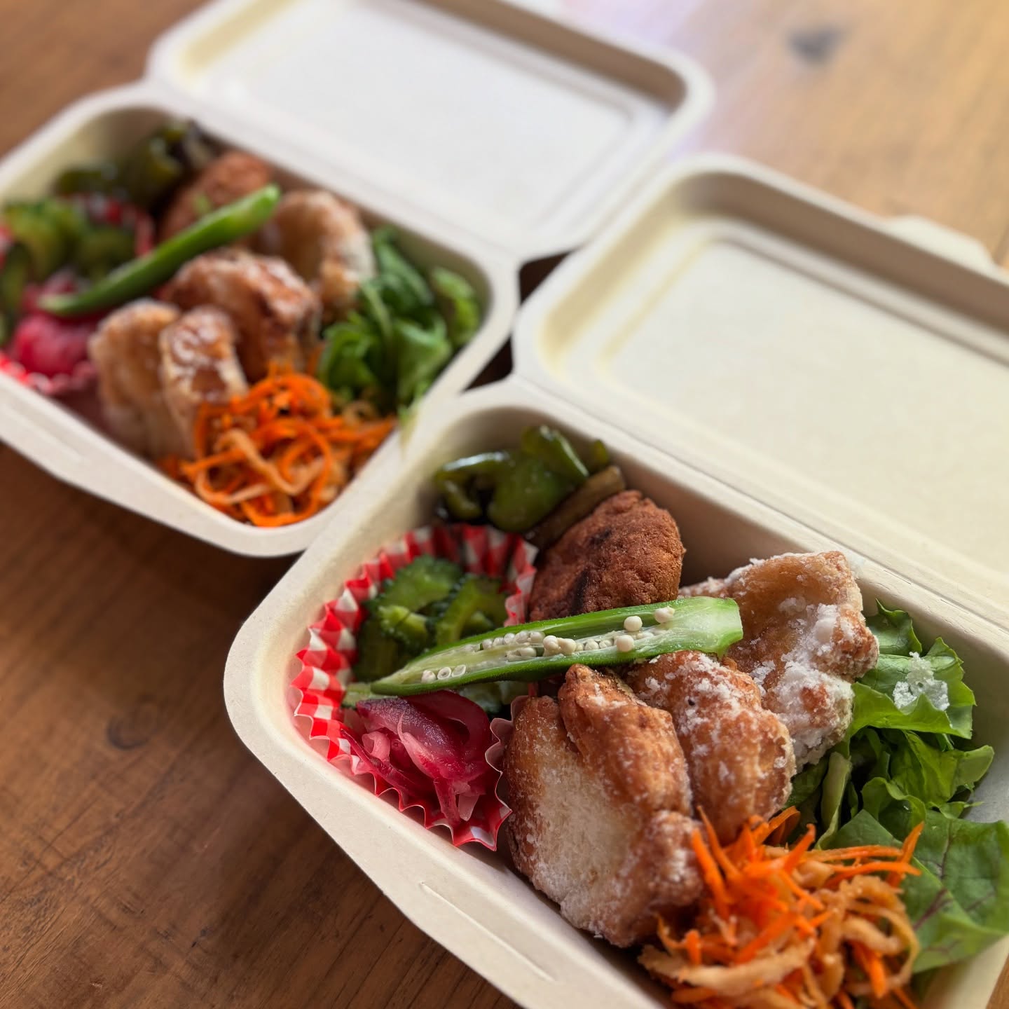 🥢この暑さなのでテイクアウトは保冷剤をおつけしていますが、お客様はなるべく保冷バッグをお持ちくださるようお願い致します。今日は夕方からのお弁当もあります。ご予約はLINE電話かトーク、またはInstagram DMからどうぞ。今週もよろしくお願い致します