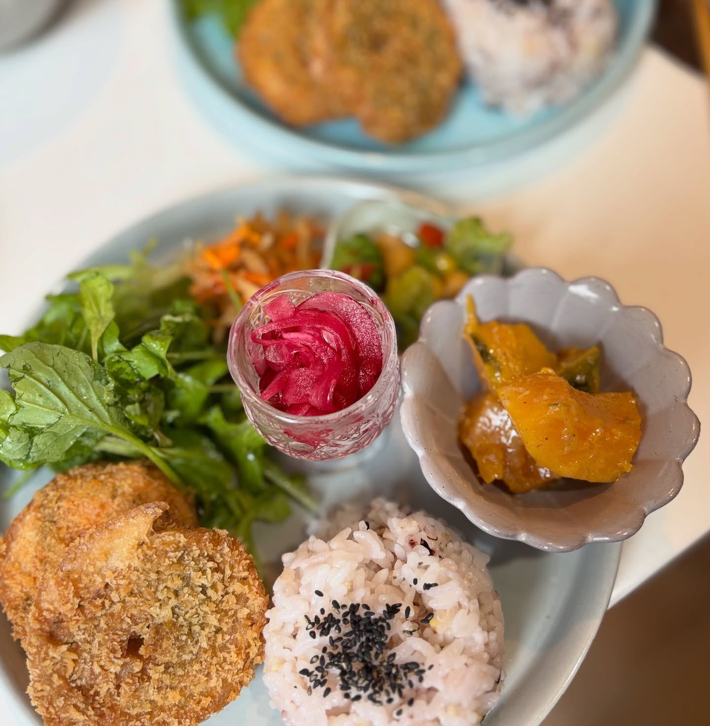 🥢長い長い夏季休業ありがとうございました。どこいくこともなく、あっちでバタバタ、こっちでバタバタ。さて水曜日から営業しております。メニューはプレート(車麩を定番に)、カレー、フォカッチャと3種。キッシュは単品メニューとなりました.今週は車麩のバジルフライ。バジルペーストをフライに味付けしたもの。サクッとあげてあります。スープは今日からモロヘイヤとごぼうのスープお惣菜は日々変わります。キッシュはアボカド🥑トマトフォカッチャは赤ピーマン、赤バジル数量限定でイチジクのパフェあります(残り2)※来週から巨峰のパフェ出来たらいいなぁ。。この時期は夏の疲れが出やすく、暑さで水分も不足しがちなおかつ冷房で身体がむくみやすい、暑さで食欲がなく消化機能も弱まりがち。そして体全体の免疫力も低下して感染病にかかりやすくなるのかも。冷たいのみものを数回に1回温かい飲み物へ。タンパク質をしっかりとって、睡眠は長めに。冷房を適度に調節して汗をかいて水分補給。夏のシャワーを湯船につかる入浴に。疲れをためない、とにかく免疫が下がると風邪につかまる。しかし暑すぎる…🥵明日土曜日もよろしくお願い致します。